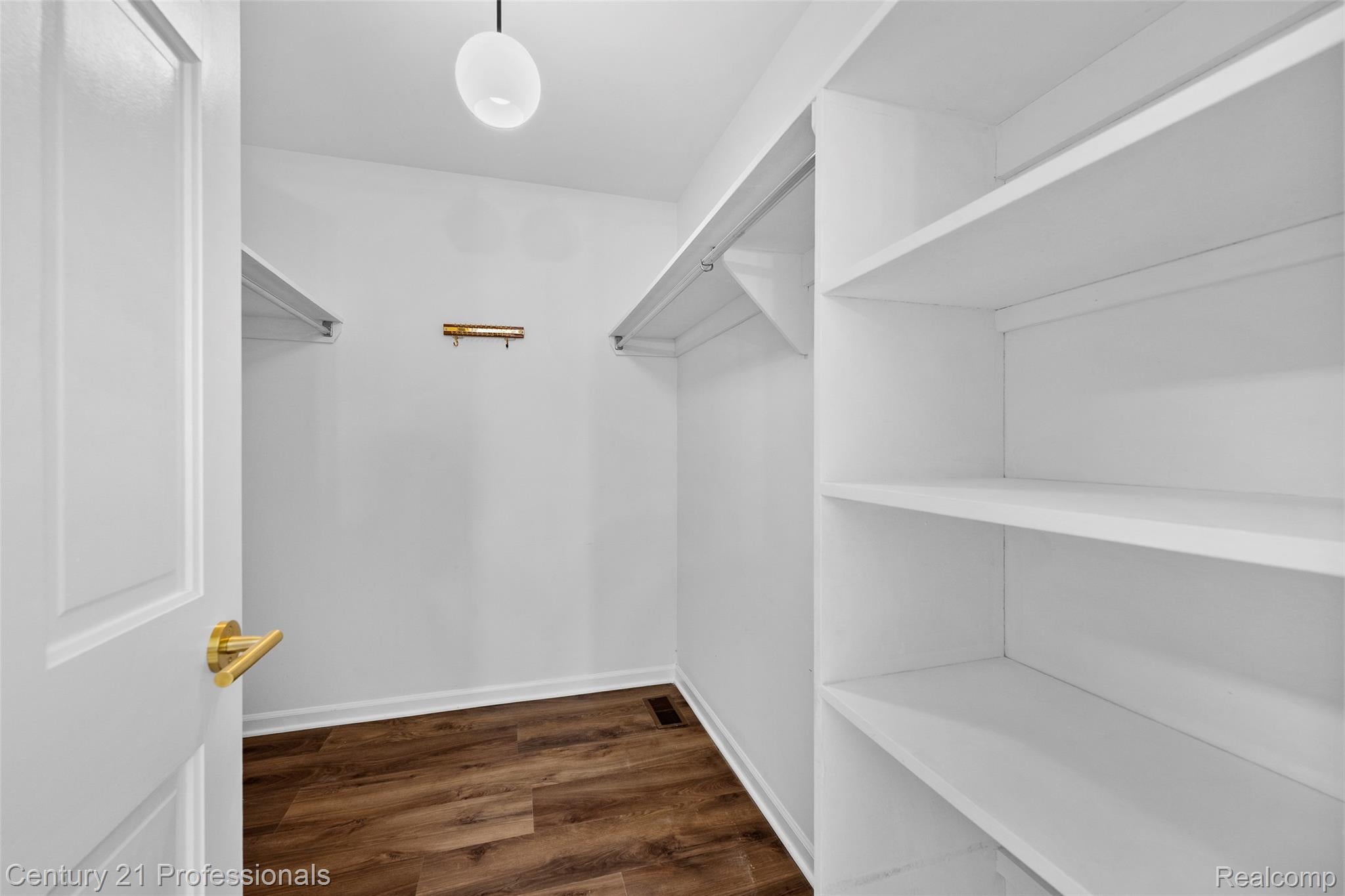 Davisburg, Michigan, 48350, United States, 5 Bedrooms Bedrooms, ,4 BathroomsBathrooms,Residential,For Sale,1982233