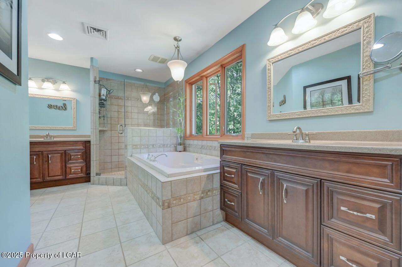 Mountain Top, Pennsylvania, 18707, United States, 4 Bedrooms Bedrooms, ,5 BathroomsBathrooms,Residential,For Sale,1944925