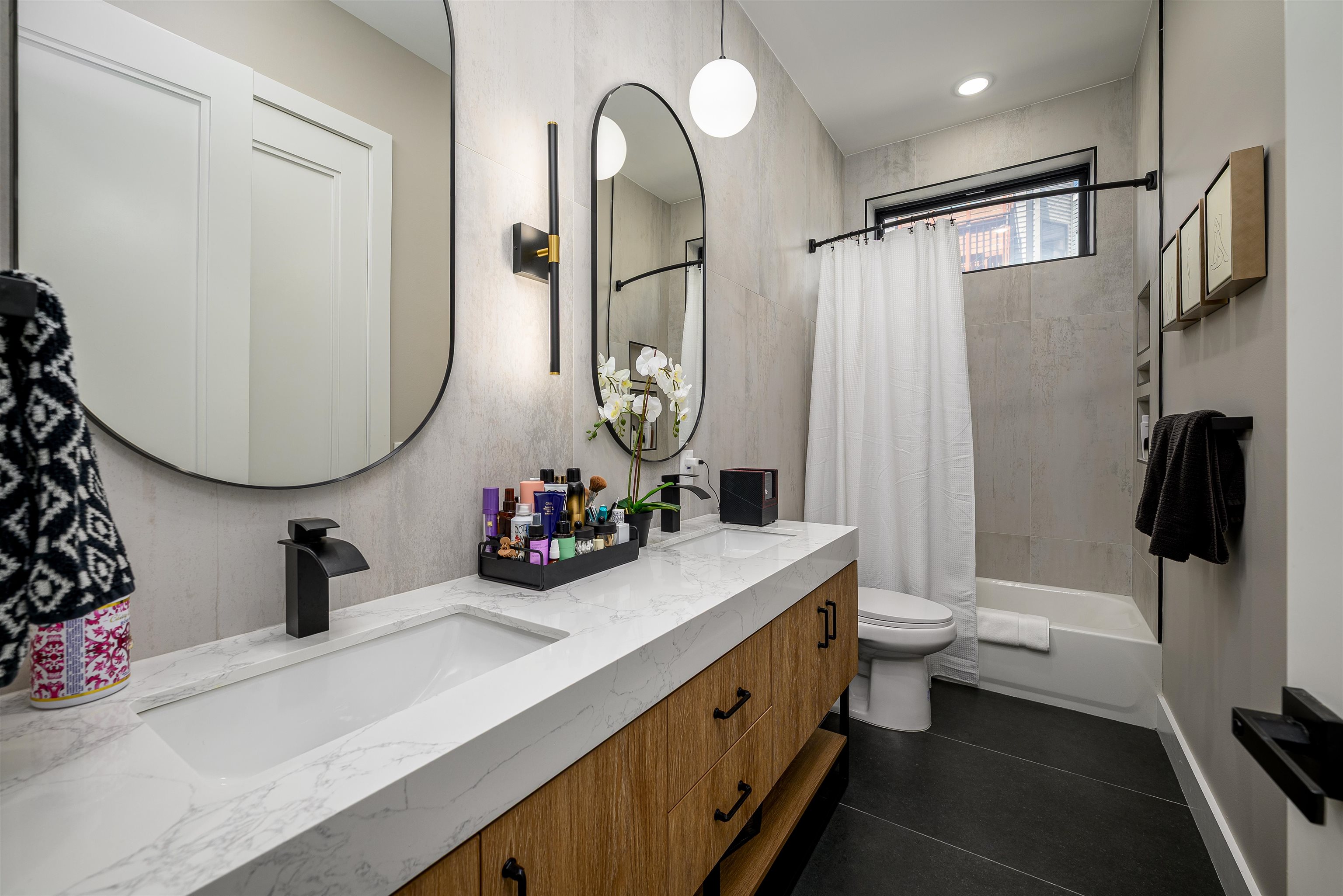 Jersey City, New Jersey, 07307, United States, 3 Bedrooms Bedrooms, ,3 BathroomsBathrooms,Residential,For Sale,1901105