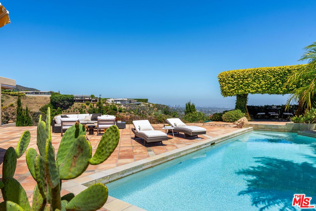 Pacific Palisades, California, 90272, United States, 4 Bedrooms Bedrooms, ,2 BathroomsBathrooms,Residential,For Sale,1770890