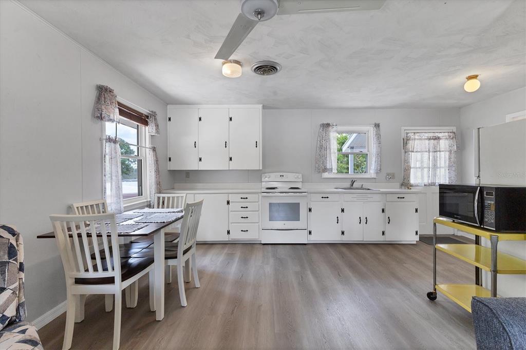 Bradenton, Florida, 34208, United States, 3 Bedrooms Bedrooms, ,2 BathroomsBathrooms,Residential,For Sale,1960554