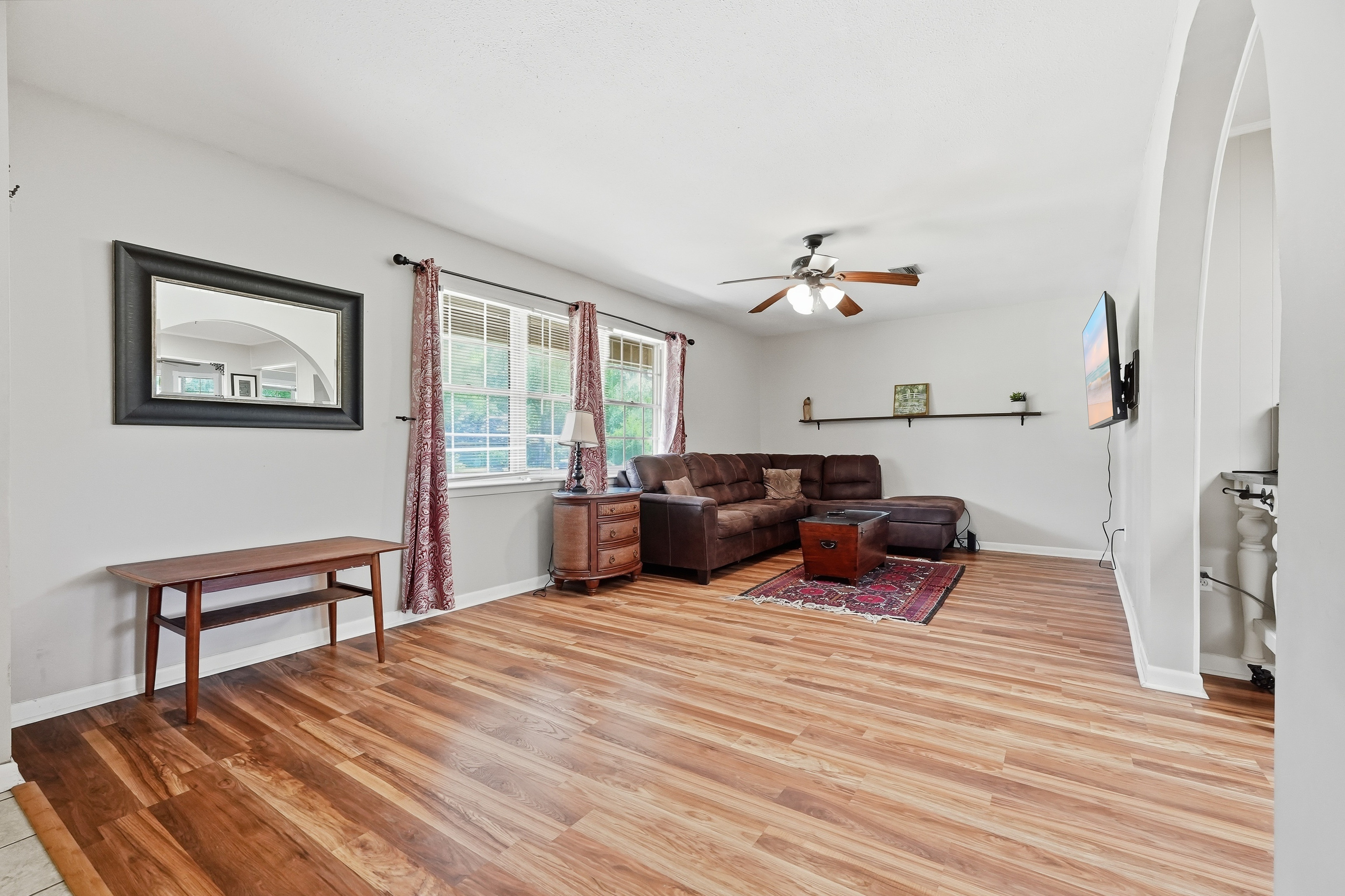  Well-Maintained Golf Course Home with Flexible Living Spaces - 物件實景
