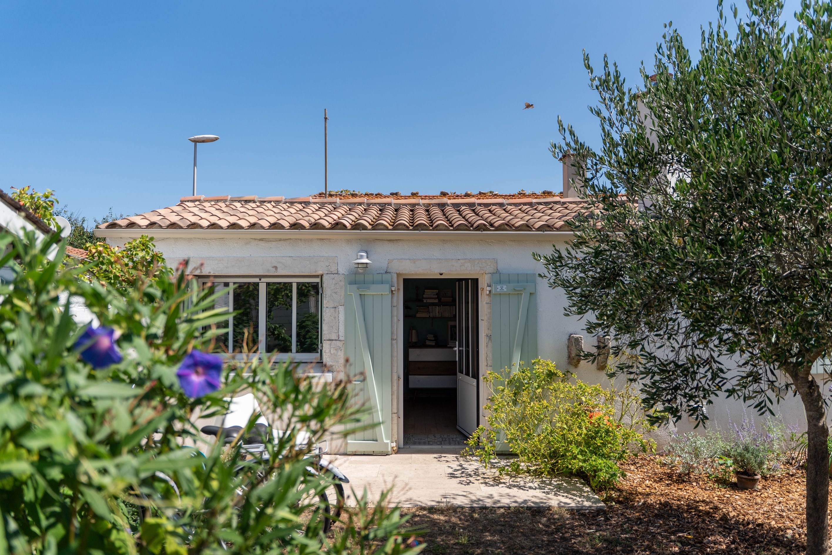  SMALL LONGERE IN THE HEART OF CHASSIRON VILLAGE St DENIS D