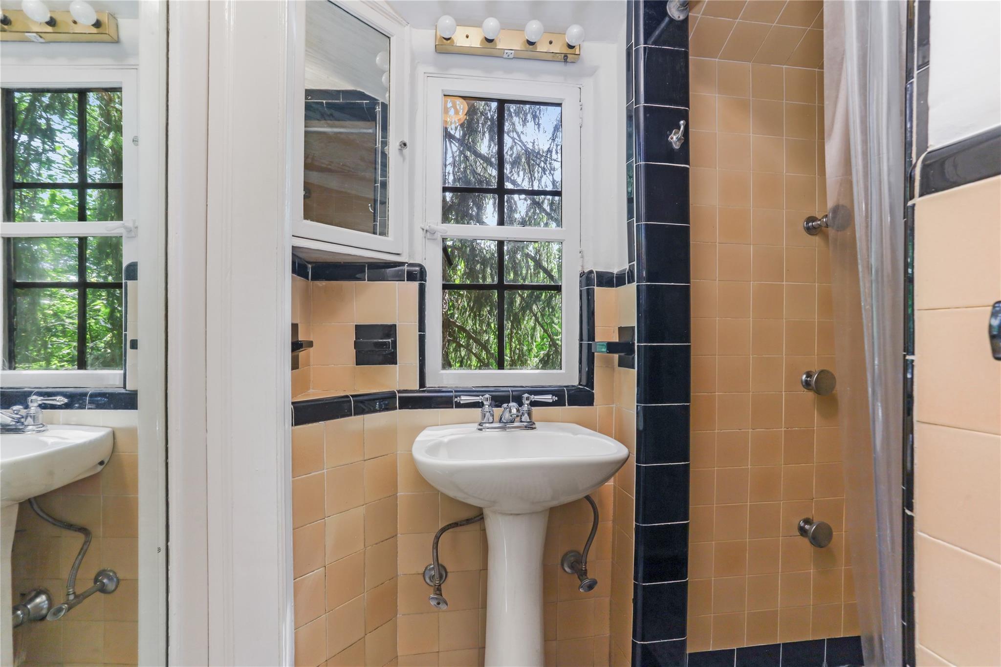 Pleasantville, New York, 10570, United States, 4 Bedrooms Bedrooms, ,4 BathroomsBathrooms,Residential,For Sale,1896096