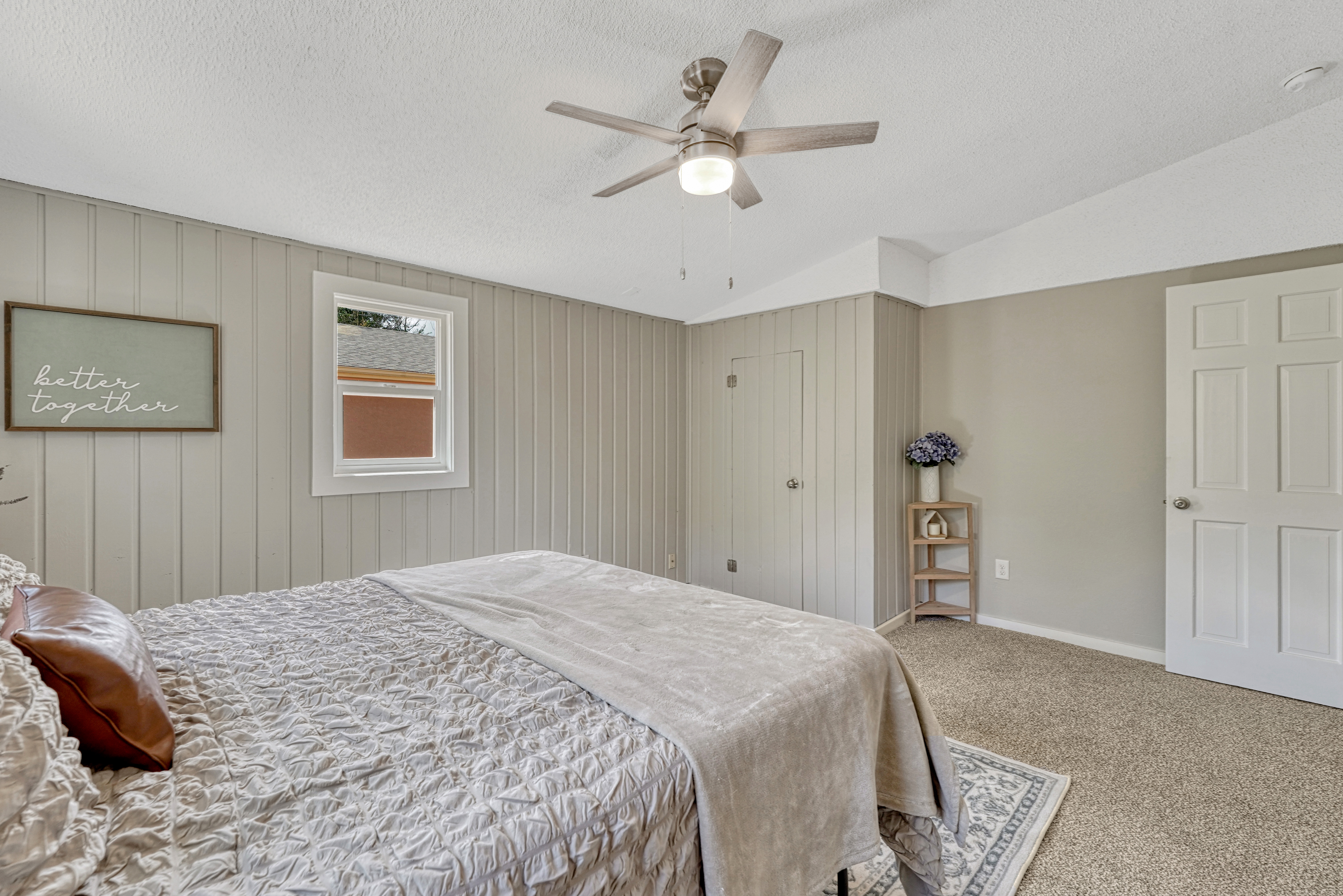  Welcome to This Beautifully Updated Home in Calvert Heights - 物件實景