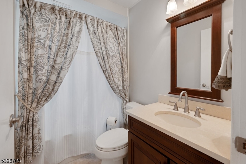 Mountain Lakes Boro, New Jersey, 07046, United States, 3 Bedrooms Bedrooms, ,2 BathroomsBathrooms,Residential,For Sale,1991088