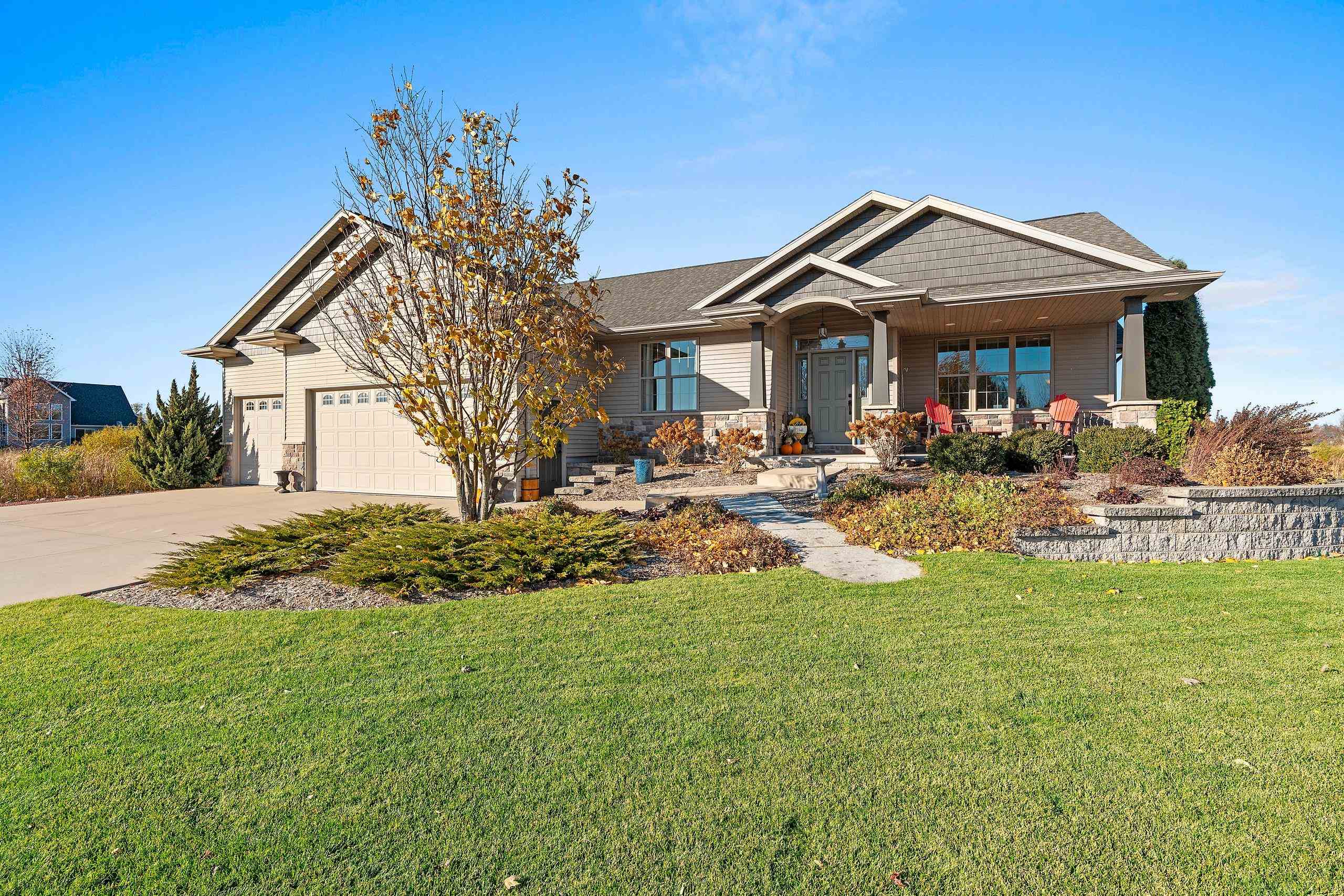 NEENAH, Wisconsin, 54956, United States, 3 Bedrooms Bedrooms, ,3 BathroomsBathrooms,Residential,For Sale,1986561