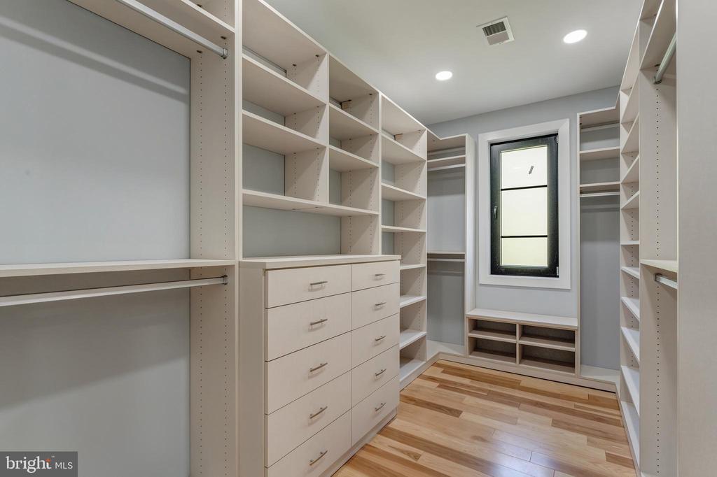 Herndon, Virginia, 20170, United States, 6 Bedrooms Bedrooms, ,6 BathroomsBathrooms,Residential,For Sale,1941281