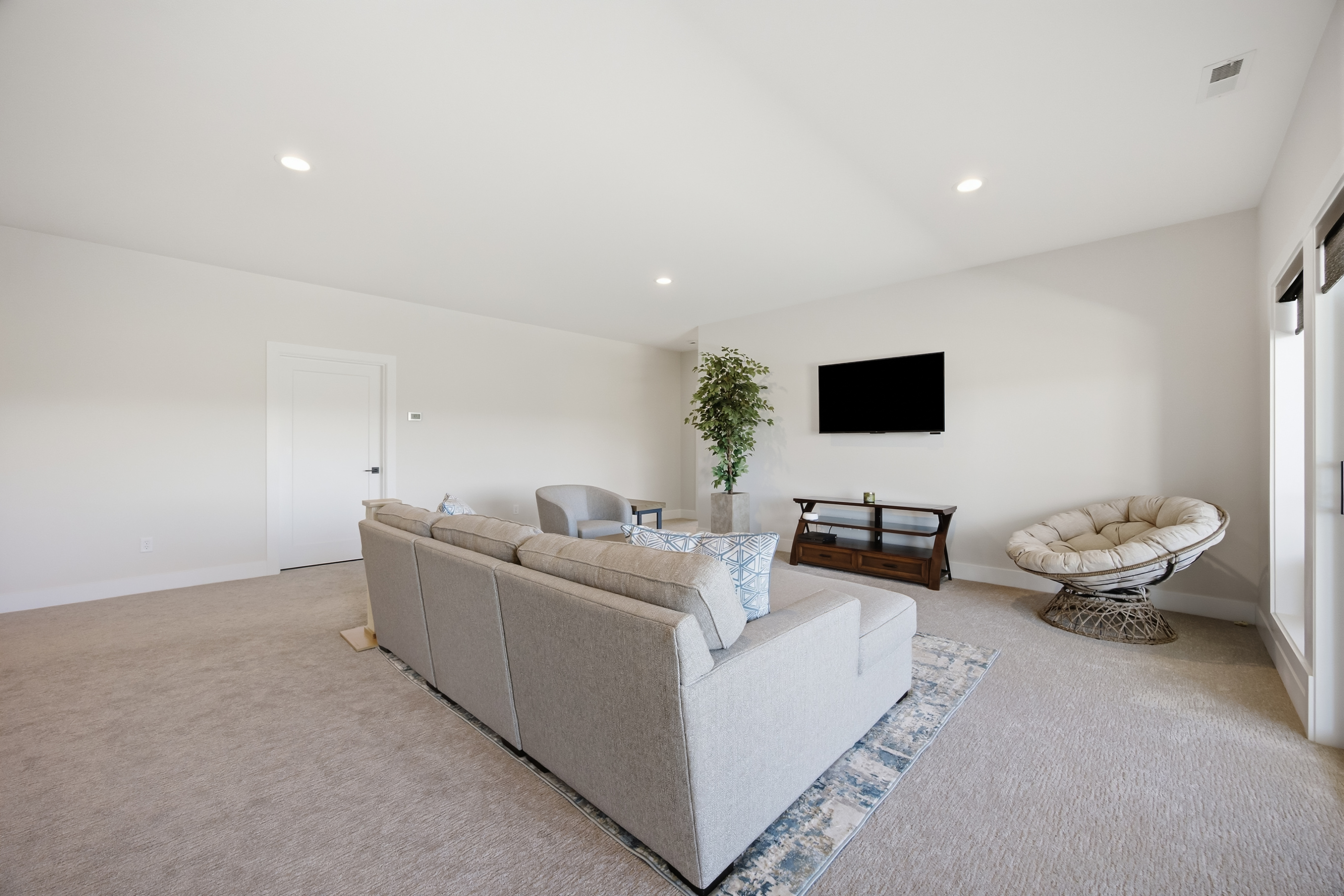  Discover This Stunning Resale Prodigy Homes Aria Basement Model - 物件實景