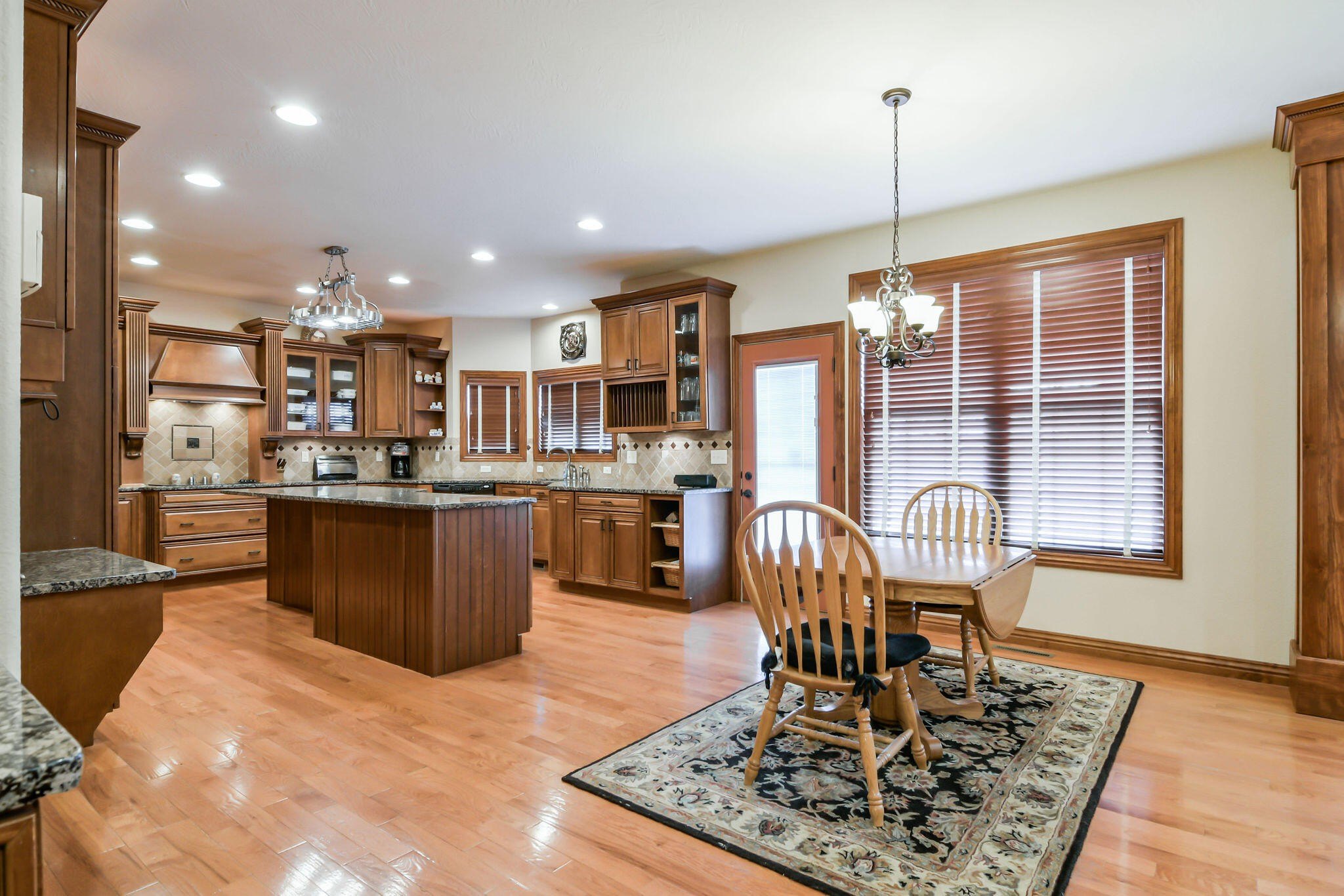 Walnut Shade, Missouri, 65771, United States, 6 Bedrooms Bedrooms, ,5 BathroomsBathrooms,Residential,For Sale,1975828