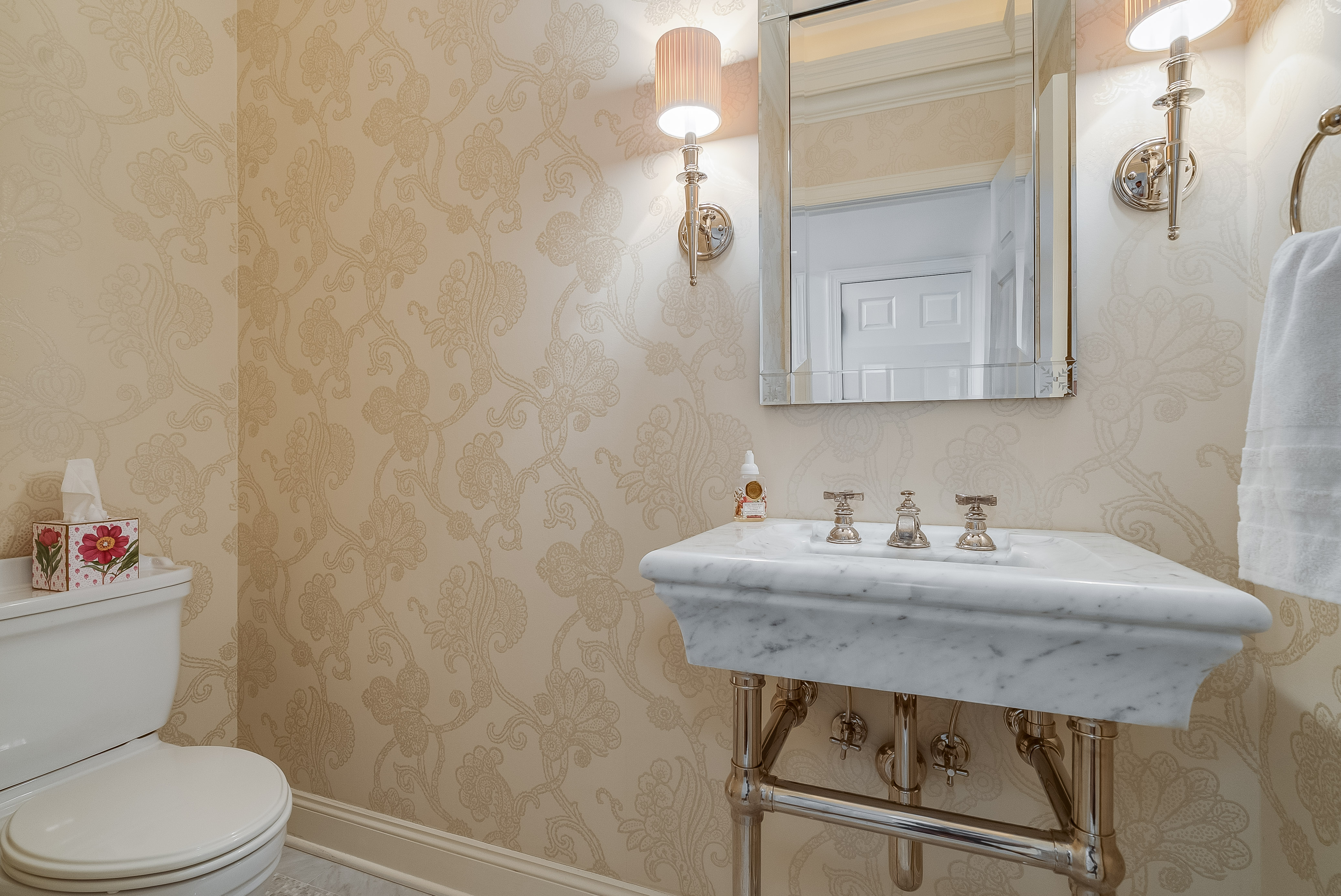  Georgian Colonial Home Set on Three Plus Acres - 物件實景