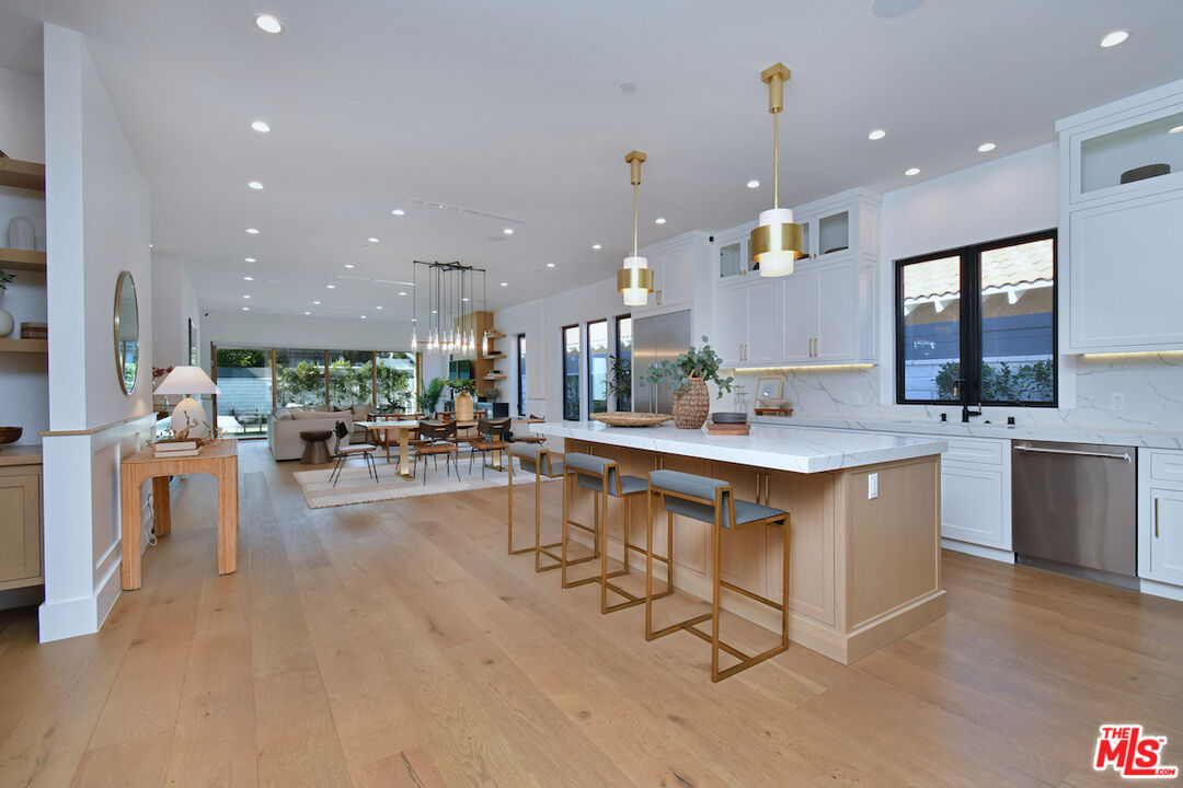 Encino, California, 91316, United States, 4 Bedrooms Bedrooms, ,5 BathroomsBathrooms,Residential,For Sale,2002982