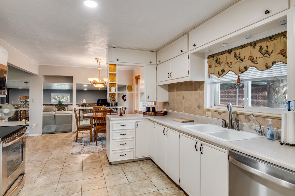 Cheyenne, Wyoming, 82009, United States, 3 Bedrooms Bedrooms, ,2 BathroomsBathrooms,Residential,For Sale,1976817