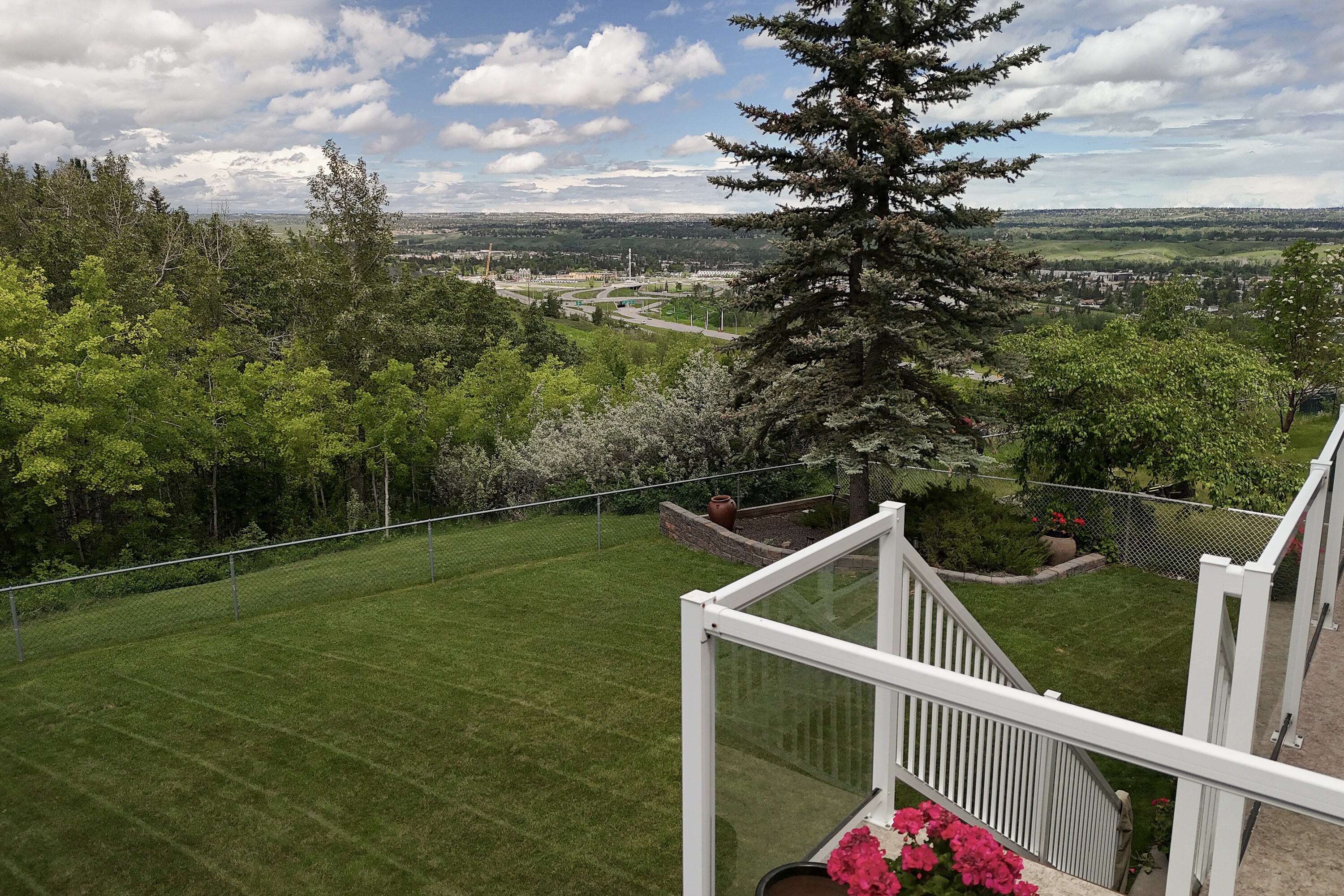  Backing Ravine in West Calgary - 物件實景