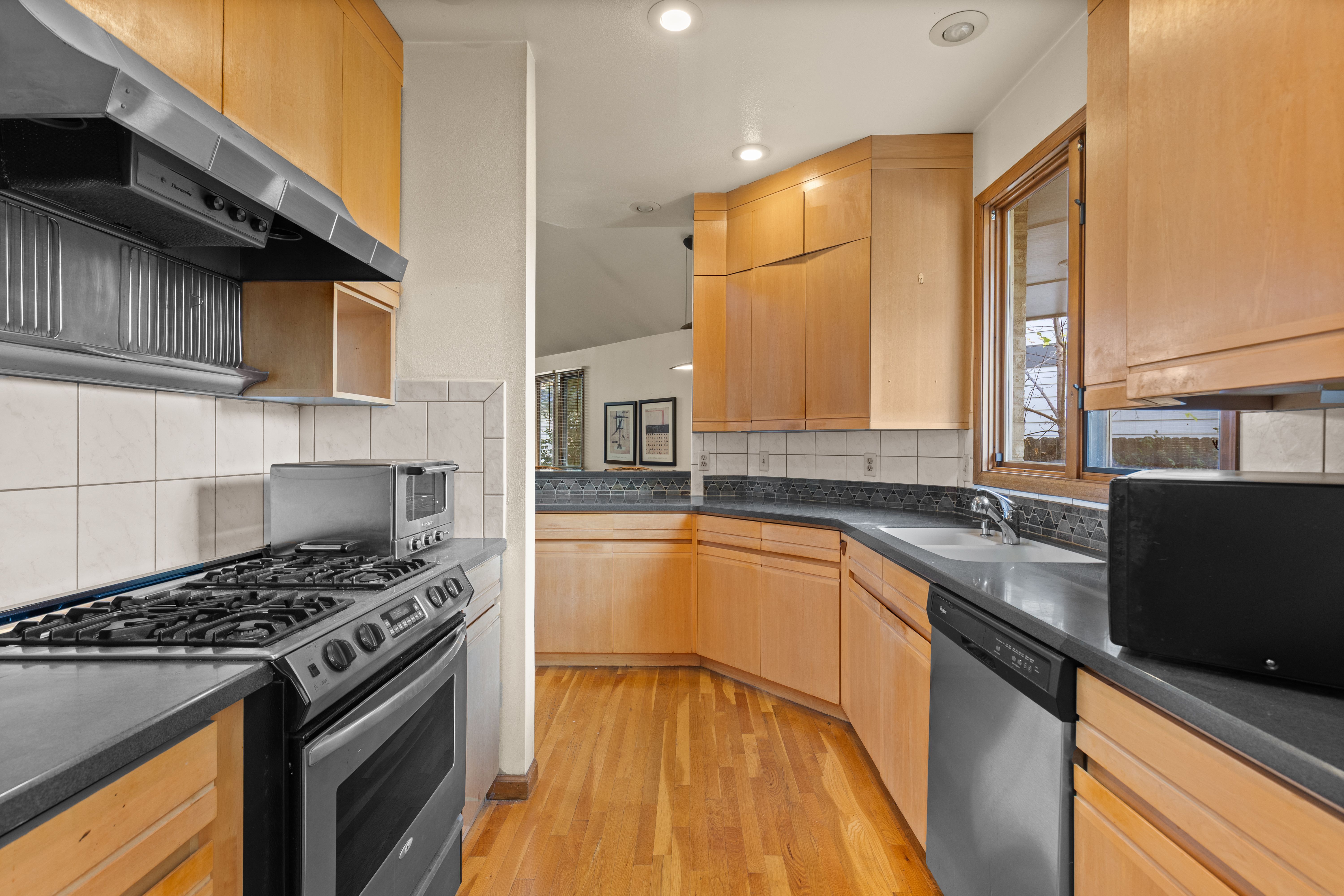  PRIME EAST WASHINGTON PARK OPPORTUNITY - BUILD, RENOVATE OR MAKE IT YOUR OWN - 物件實景