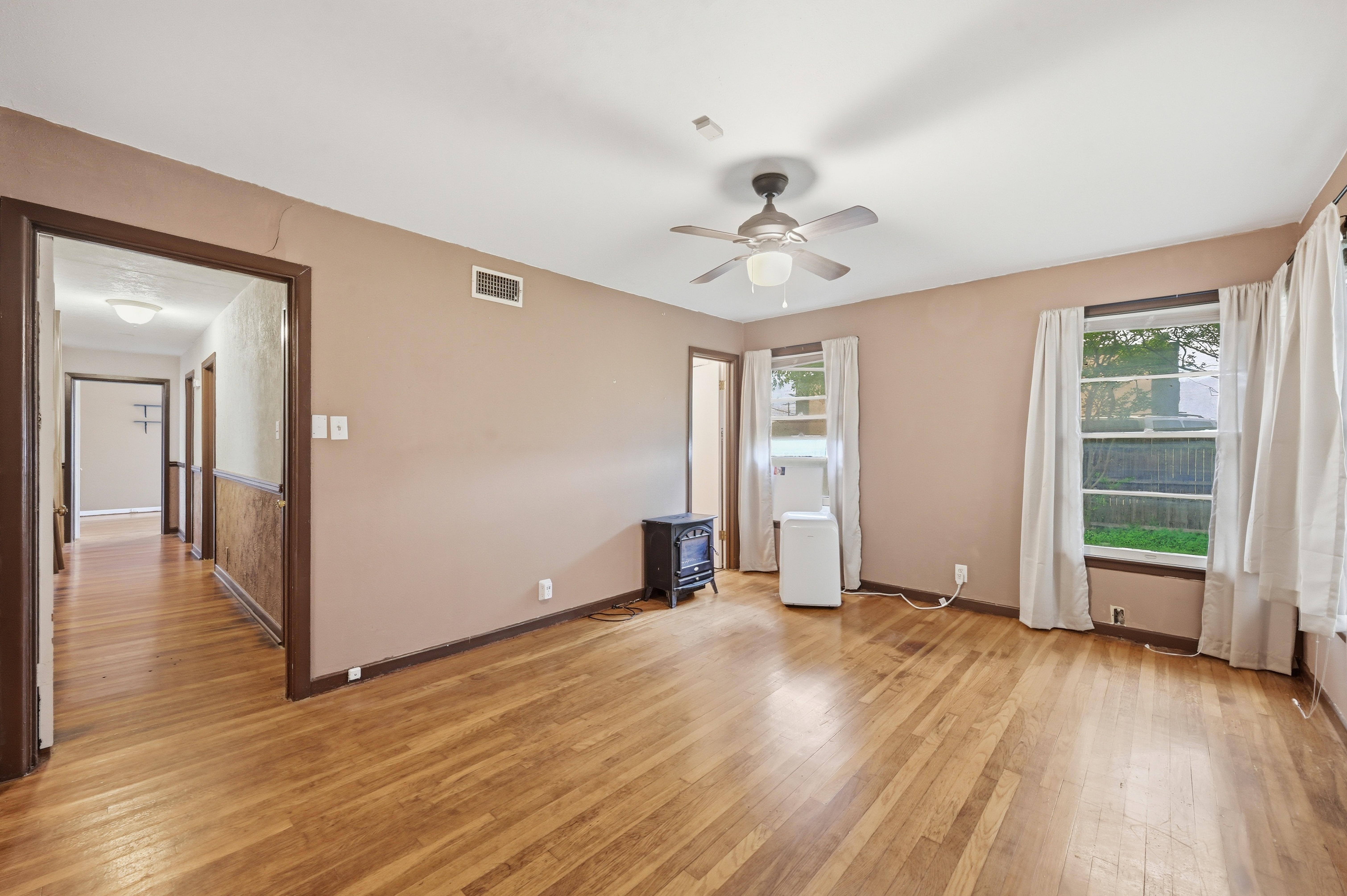  Charming 3-Bed, 2-Bath Single-Family Home with Spacious Living in N R Hills - 物件實景