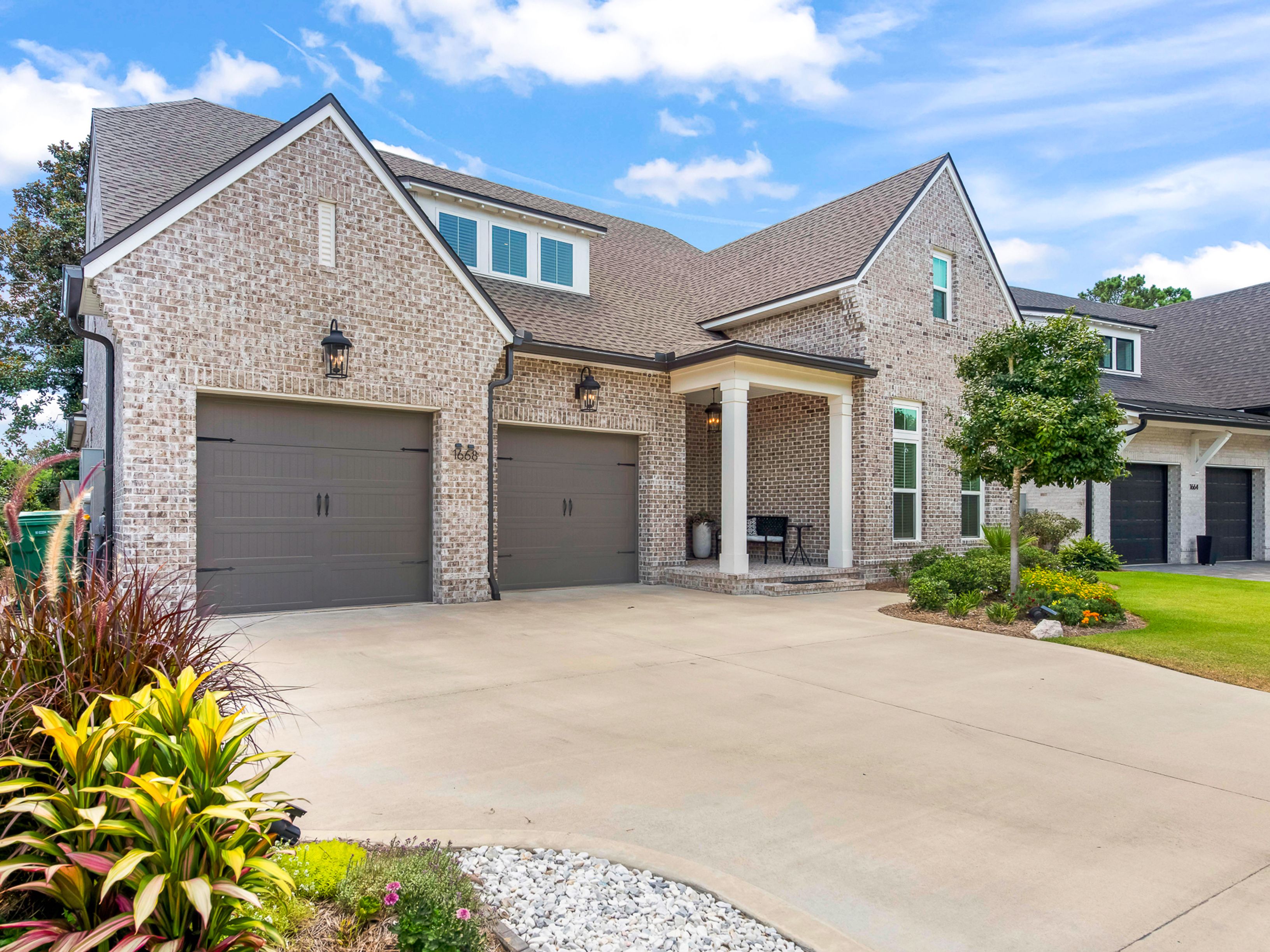  Southern-Style Home With Numerous Upgrades In Quaint Community - 物件實景