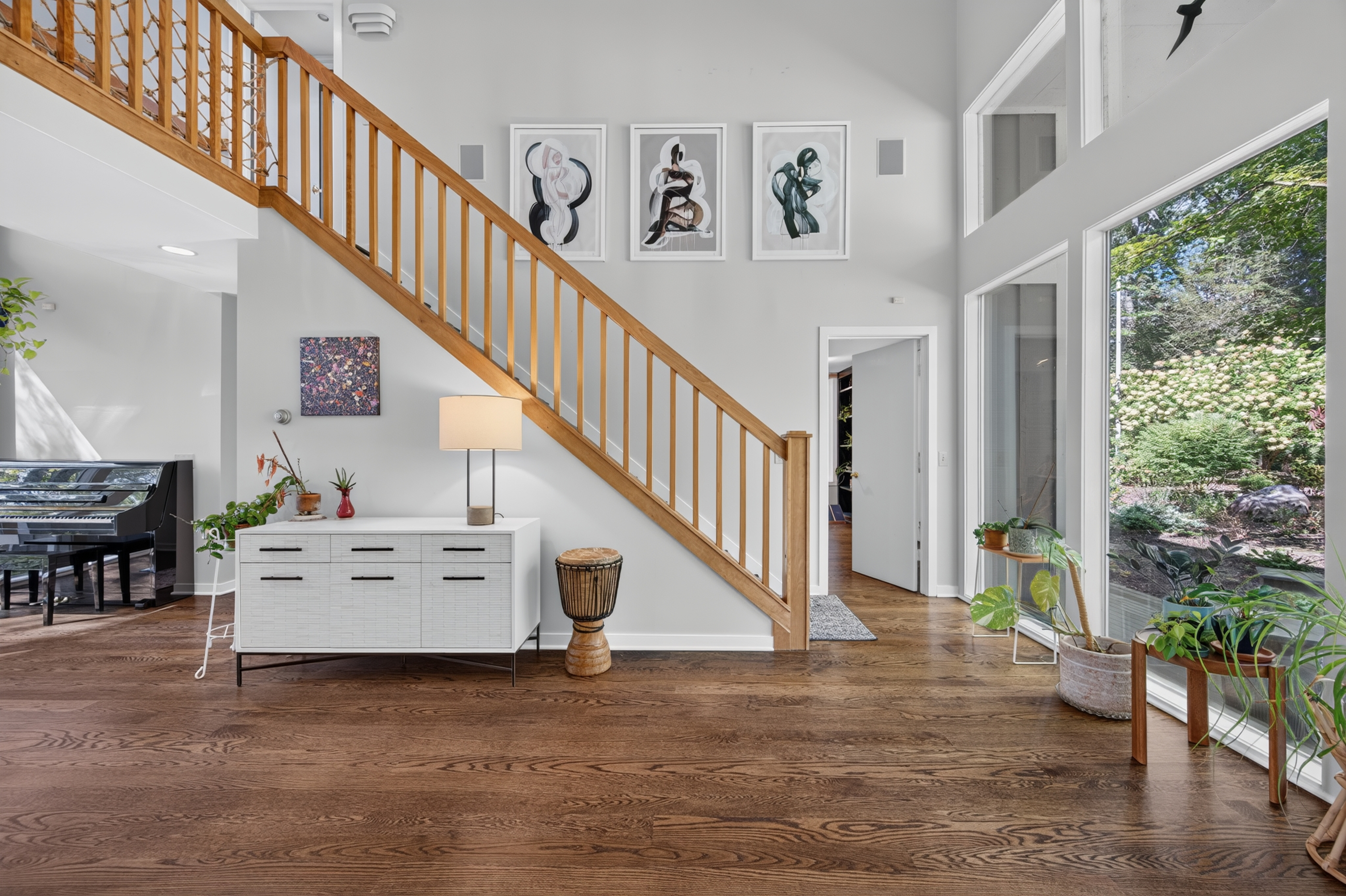  Immaculate Home with Classic Versatile Design Offers Privacy - 物件實景