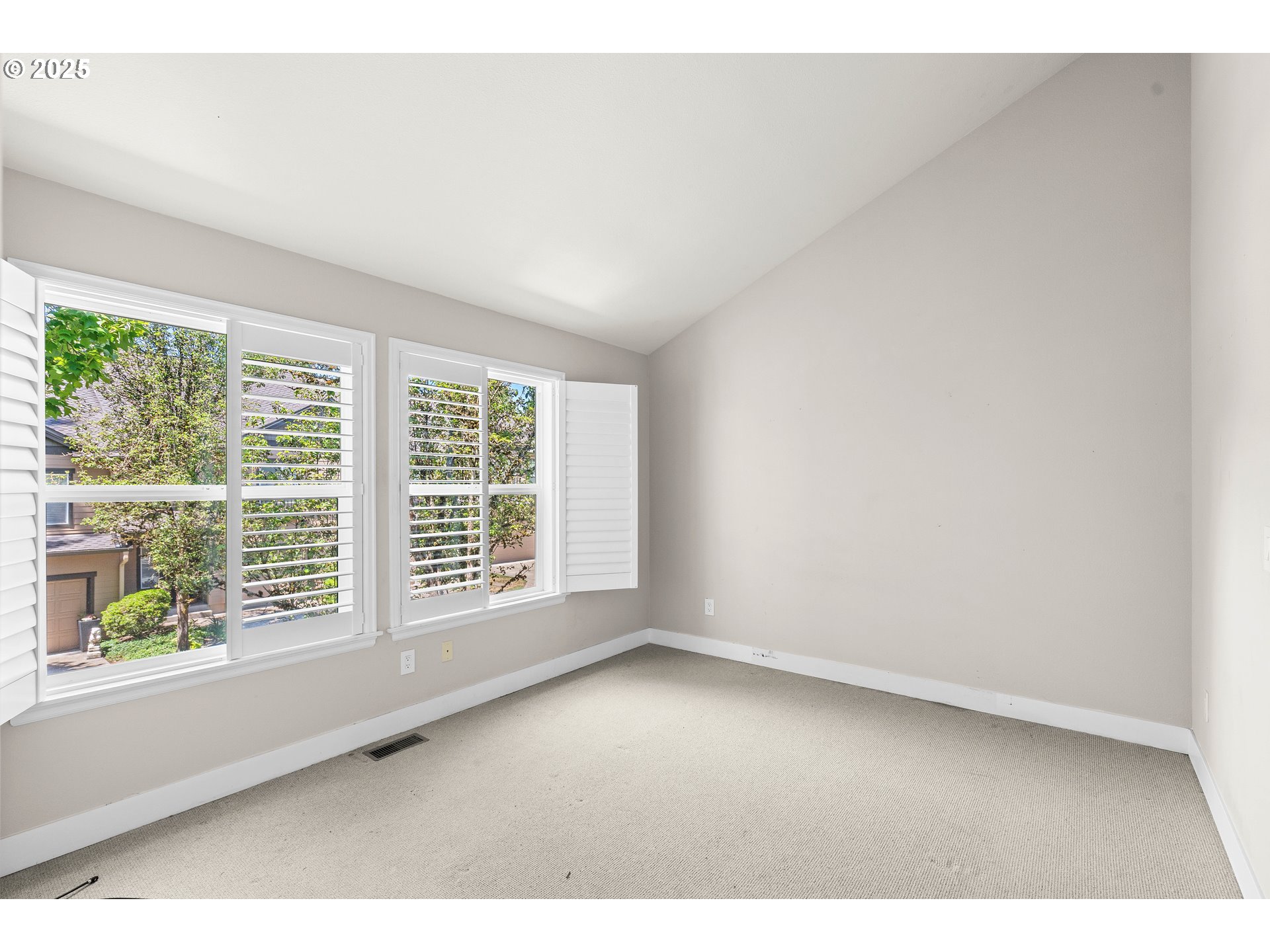 Lake Oswego, Oregon, 97035, United States, 2 Bedrooms Bedrooms, ,2 BathroomsBathrooms,Residential,For Sale,1889875