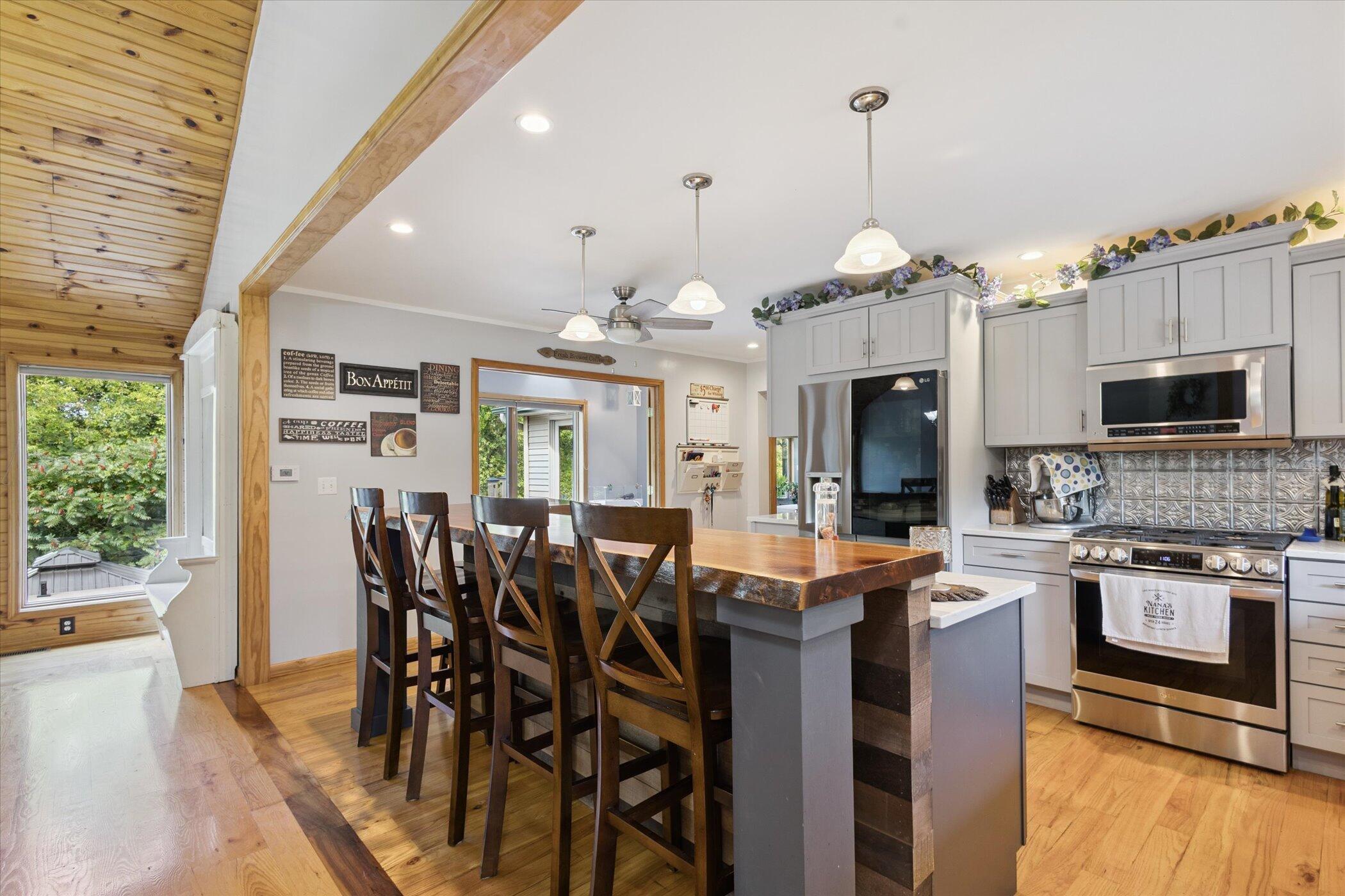 Horton, Michigan, 49246, United States, 5 Bedrooms Bedrooms, ,4 BathroomsBathrooms,Residential,For Sale,1940330