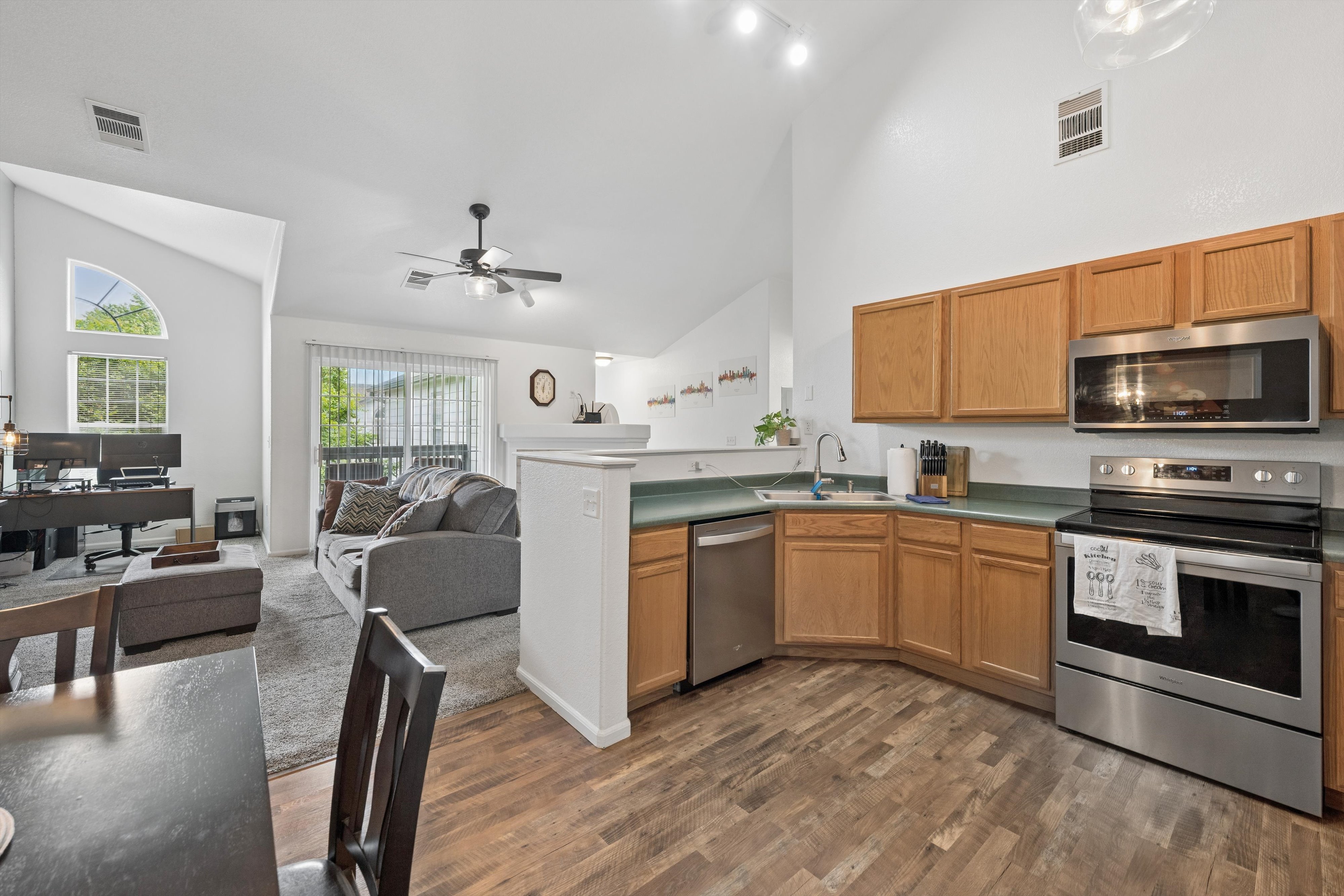  Welcome to this Beautifully Maintained Condo In Gated Settlers Chase Heritage - 物件實景
