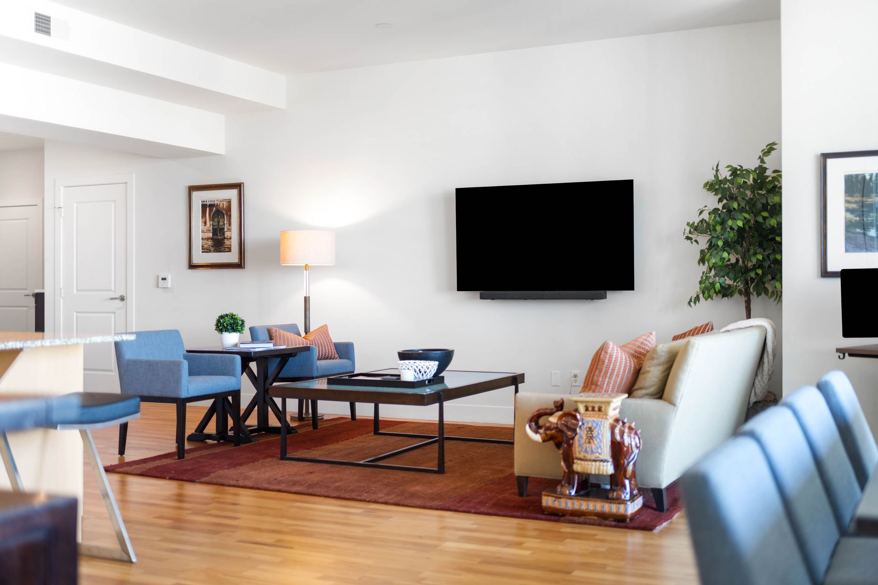  Two Parking Spaces and One of Largest Living/Dining Spaces Downtown - 物件實景