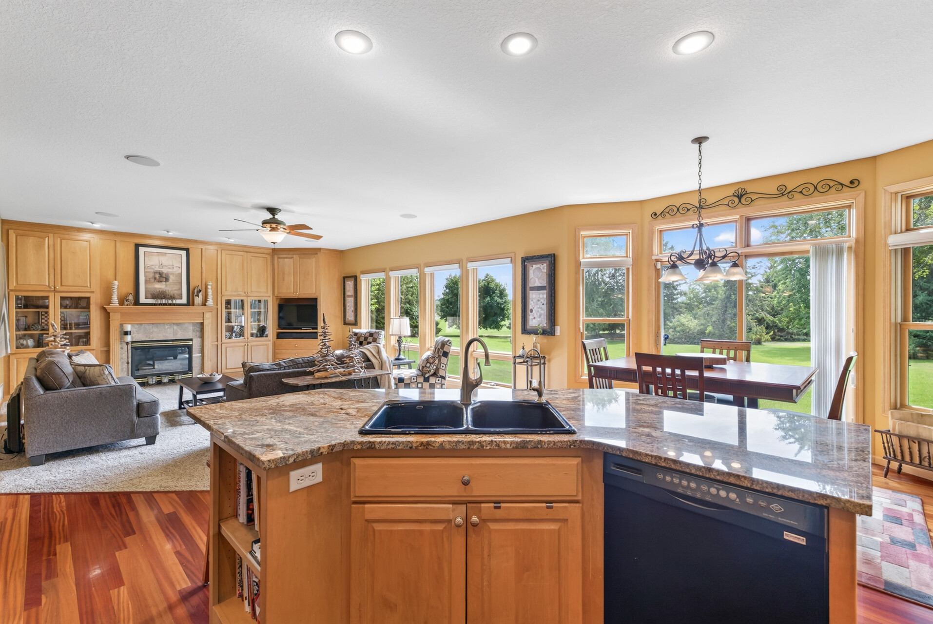  Elegant Fox Ridge Retreat with Exceptional Entertaining Spaces - 物件實景
