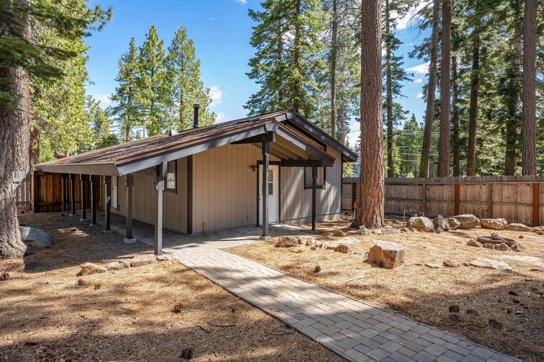  Loved and Cared For West Shore Home with Large Detached Garage and ADU Potential - 物件實景