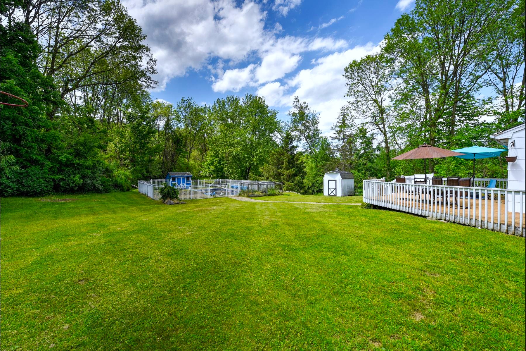  ?Glenwood? Neighborhood Colonial Offers Privacy and Flexibility - 物件實景
