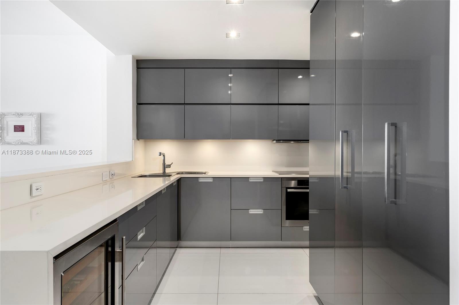 Miami, Florida, 33109, United States, 3 Bedrooms Bedrooms, ,3 BathroomsBathrooms,Residential,For Sale,1940936