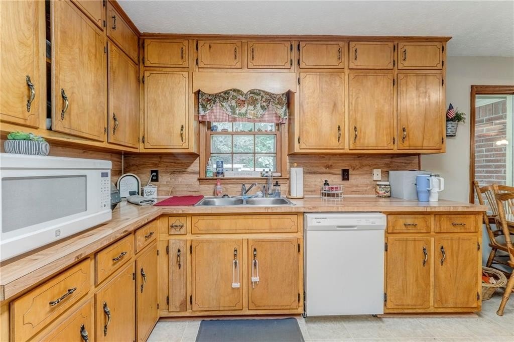 Ball Ground, Georgia, 30107, United States, 3 Bedrooms Bedrooms, ,2 BathroomsBathrooms,Residential,For Sale,1922985