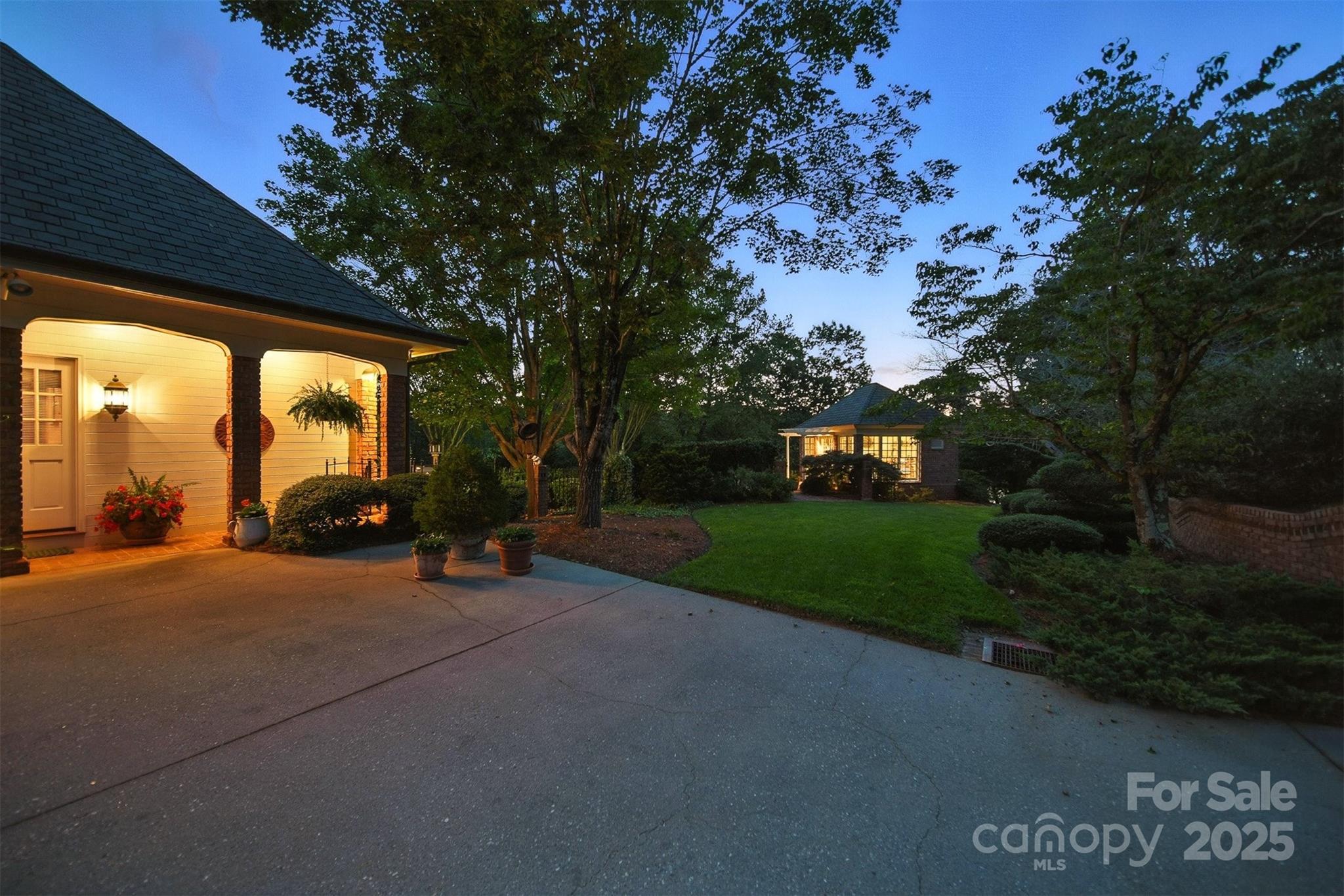 Hickory, North Carolina, 28601, United States, 4 Bedrooms Bedrooms, ,5 BathroomsBathrooms,Residential,For Sale,1942253