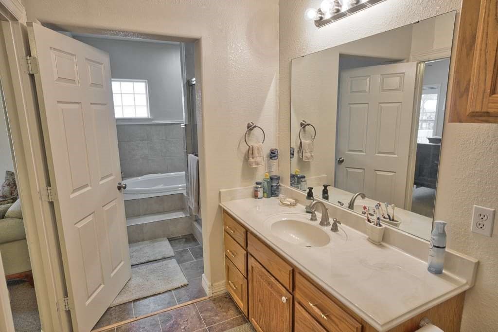 Brazoria, Texas, 77422, United States, 4 Bedrooms Bedrooms, ,3 BathroomsBathrooms,Residential,For Sale,1935189