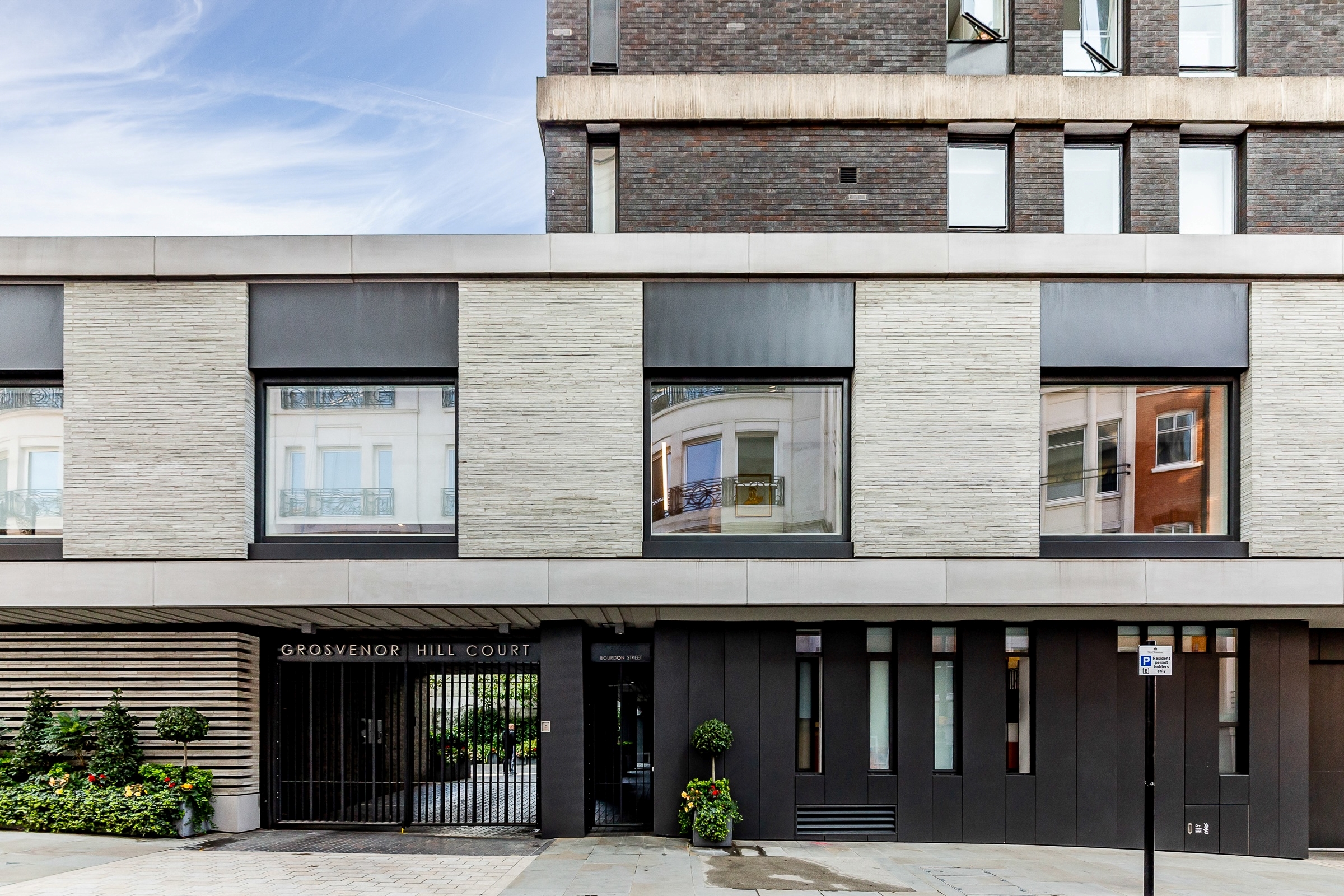 Open plan living in a modern Mayfair apartment 