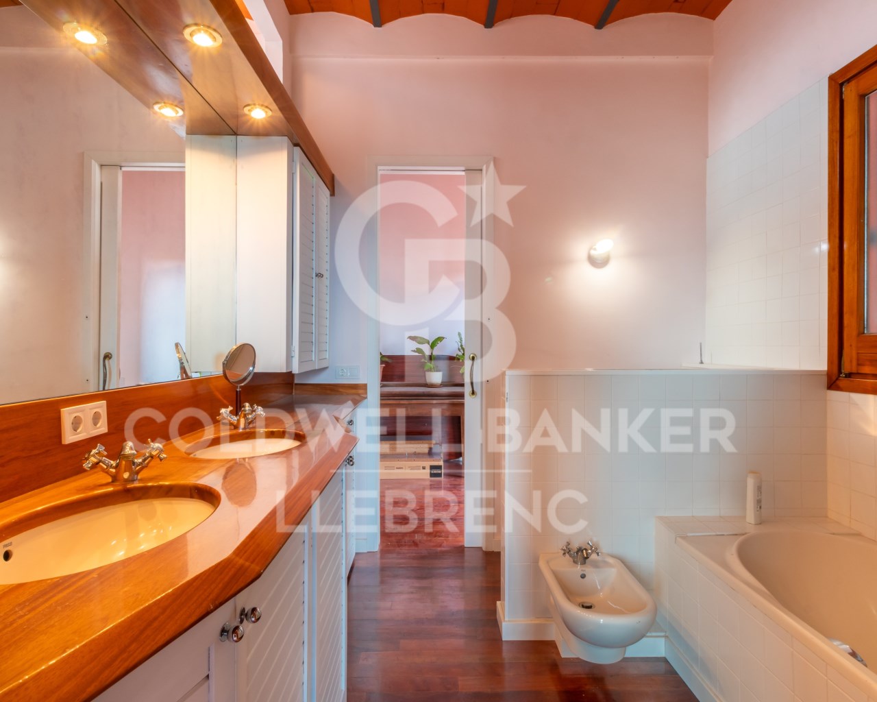 Barcelona, Catalonia, ES, 4 Bedrooms Bedrooms, ,3 BathroomsBathrooms,Residential,For Sale,1827300