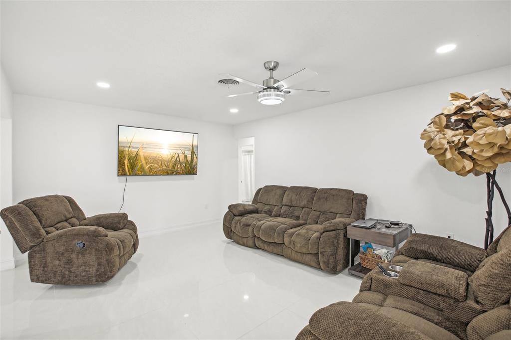 St Petersburg, Florida, 33710, United States, 3 Bedrooms Bedrooms, ,2 BathroomsBathrooms,Residential,For Sale,1849004