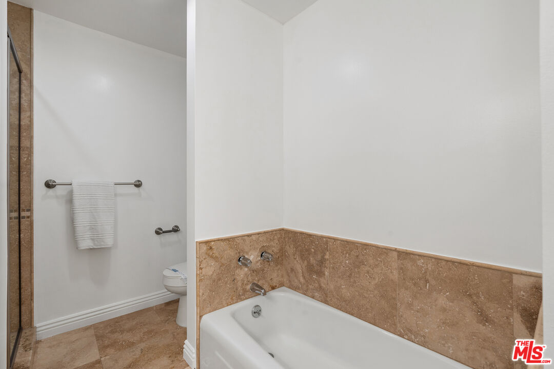 Sherman Oaks, California, 91423, United States, 3 Bedrooms Bedrooms, ,3 BathroomsBathrooms,Residential,For Sale,1927164