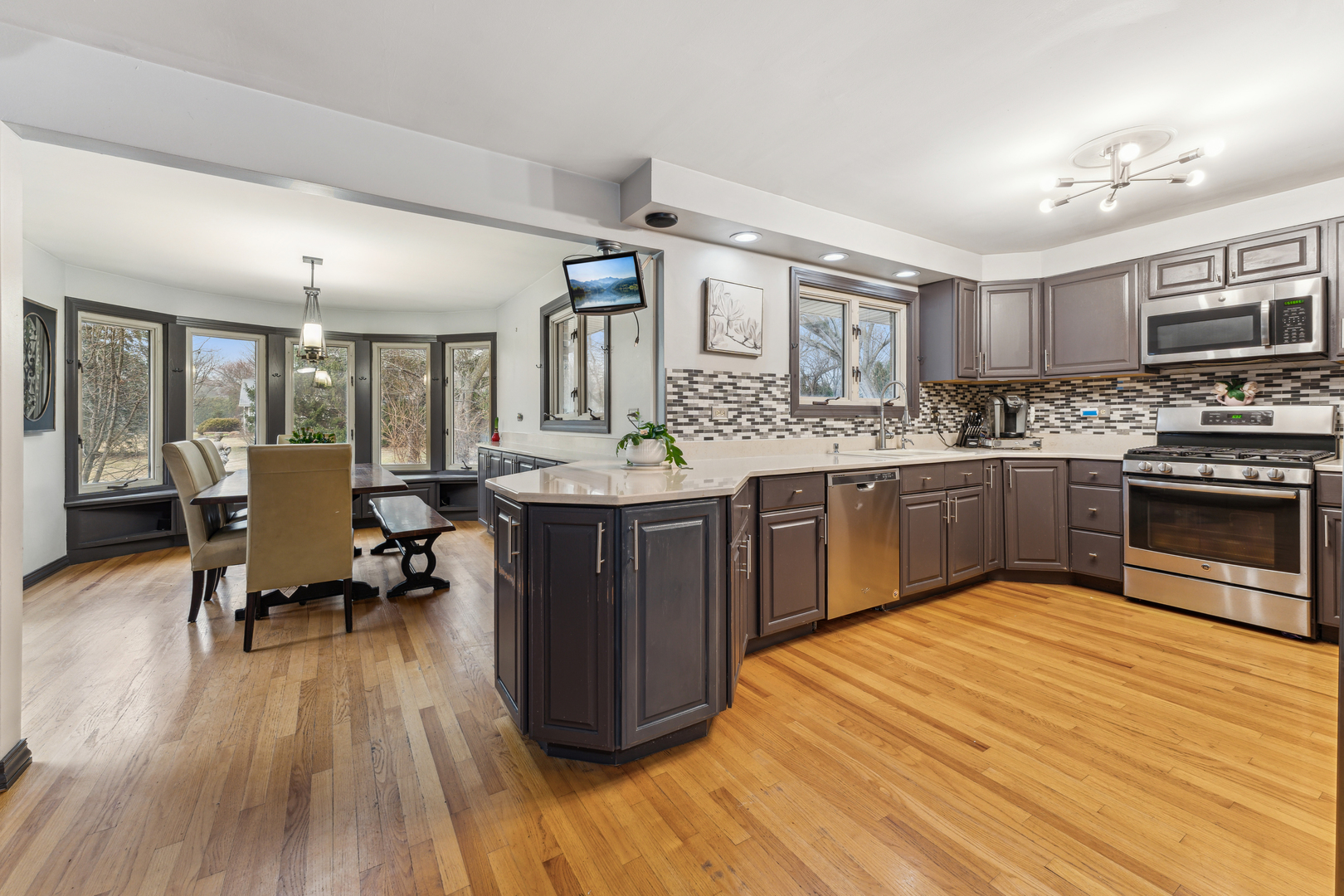 Mundelein, Illinois, 60060, United States, 4 Bedrooms Bedrooms, ,3 BathroomsBathrooms,Residential,For Sale,1743413