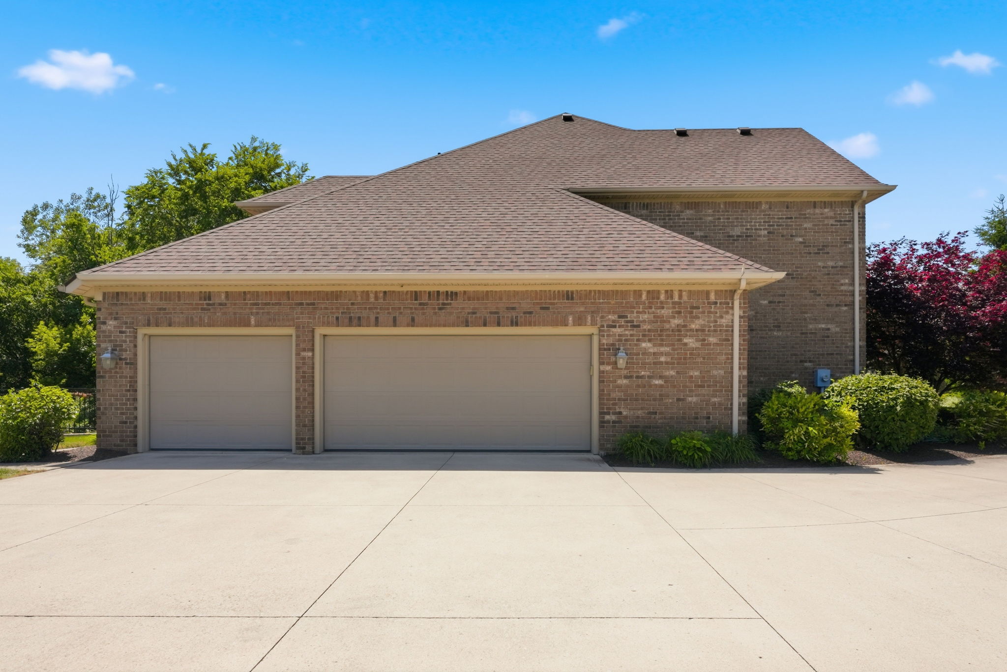  All-Brick Custom Home Tucked Away on Quiet Cul-De-Sac - 物件實景