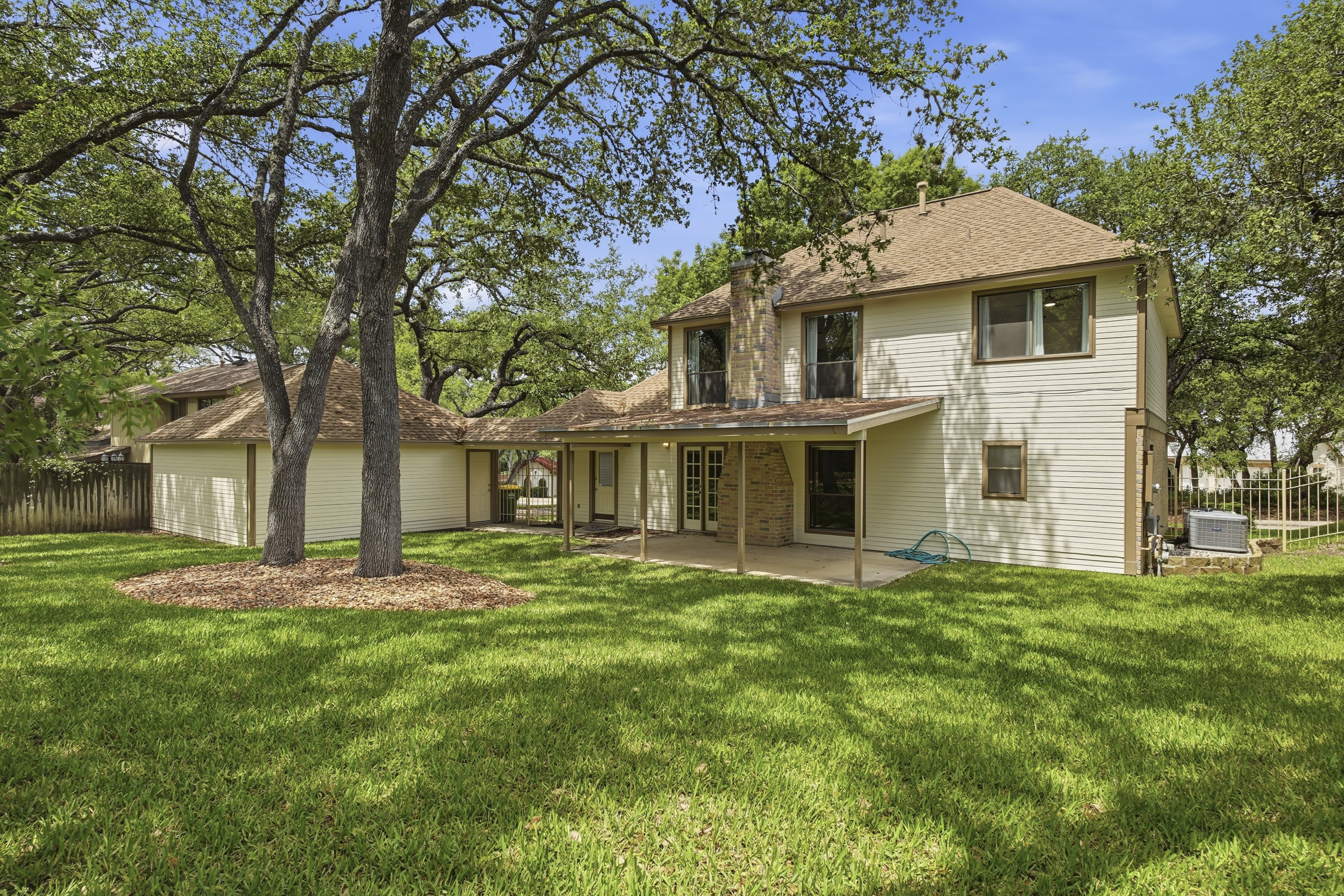  Custom Home with Private Backyard Oasis - 物件實景