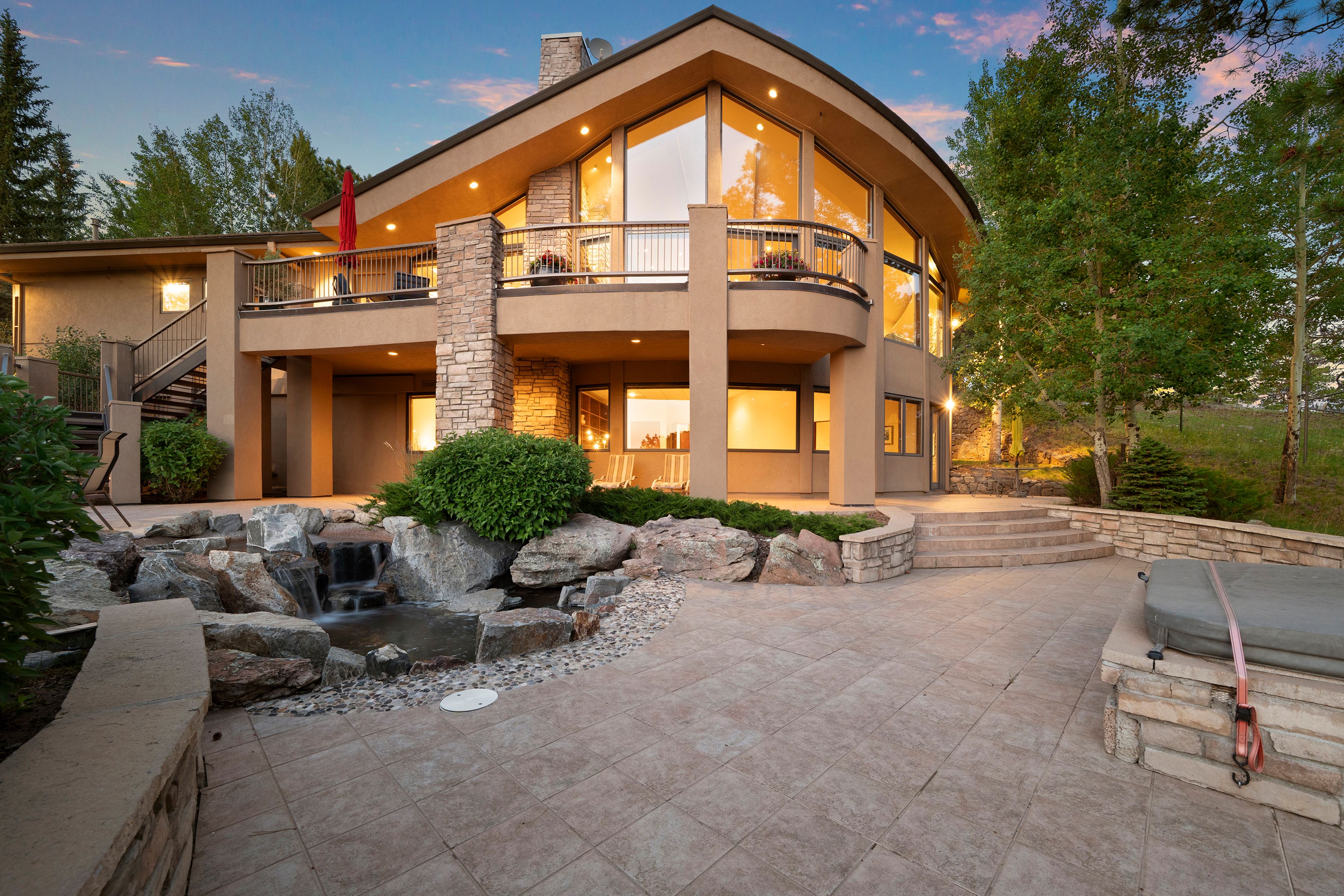  Custom Built on Over Five Acres - 物件實景
