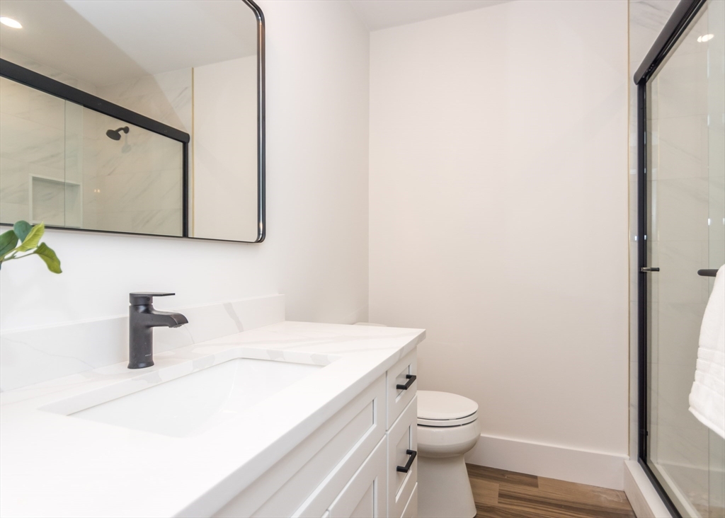 Waltham, Massachusetts, 02452, United States, 6 Bedrooms Bedrooms, ,4 BathroomsBathrooms,Residential,For Sale,1891361
