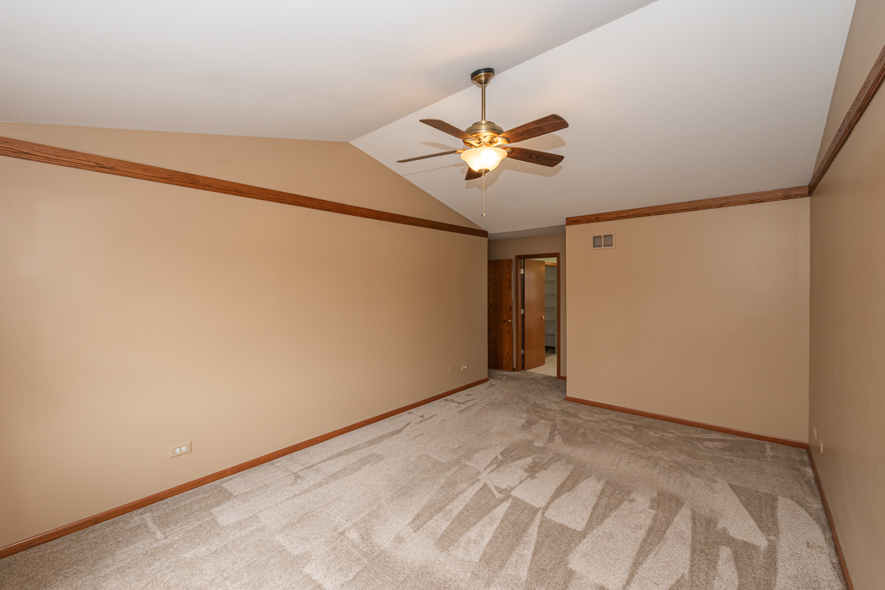  Beautifully Maintained Storybook Home - 物件實景