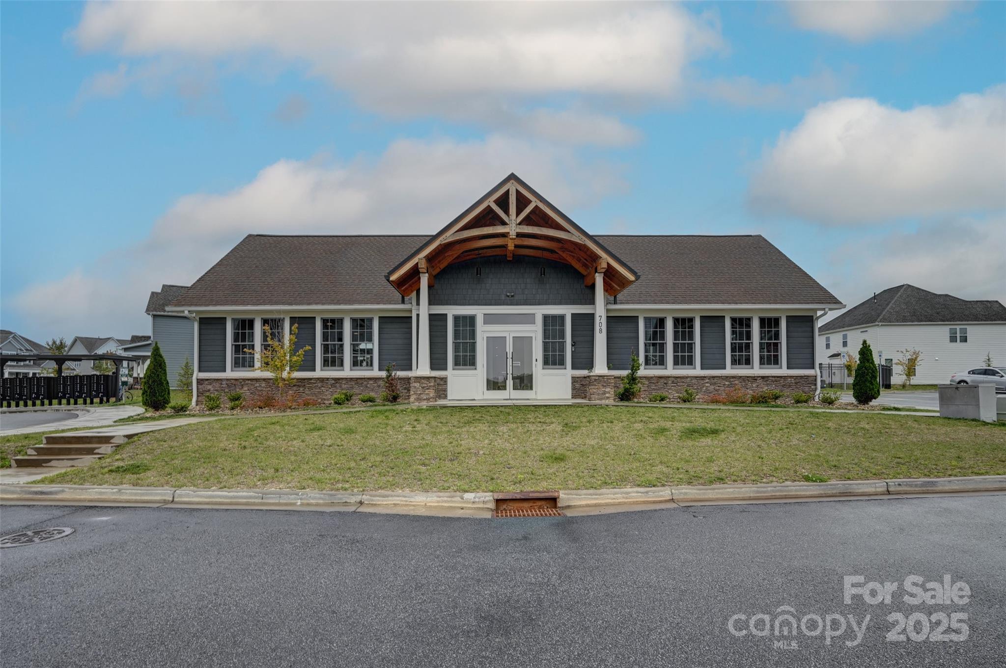 Hendersonville, North Carolina, 28792, United States, 3 Bedrooms Bedrooms, ,3 BathroomsBathrooms,Residential,For Sale,1927373