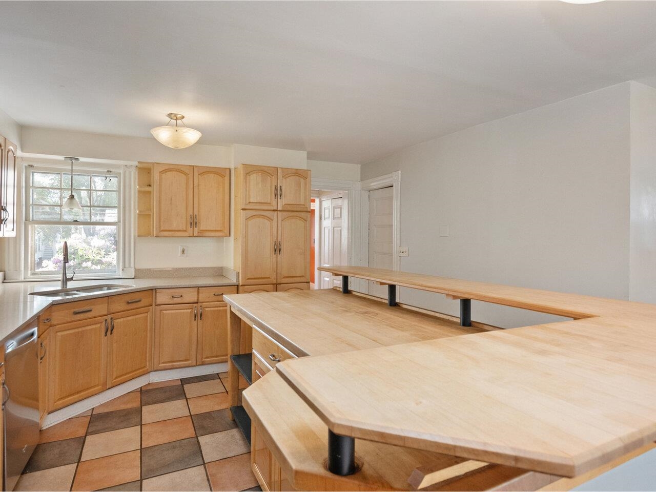 Burlington, Vermont, 05401, United States, 5 Bedrooms Bedrooms, ,2 BathroomsBathrooms,Residential,For Sale,1862244