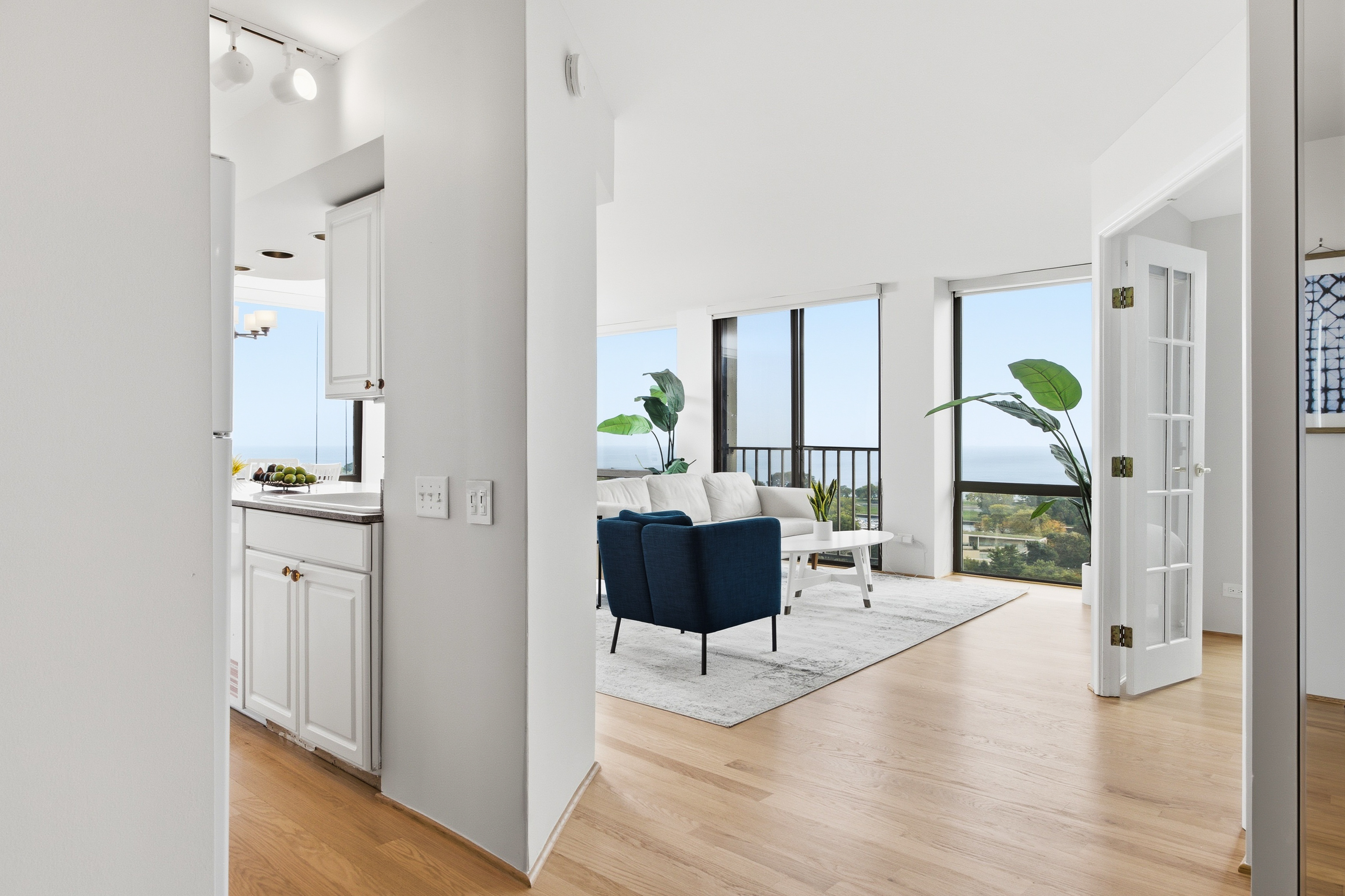  Spectacular 2-bedroom, 2-bath Corner Residence Perched High Above Lincoln Park - 物件實景
