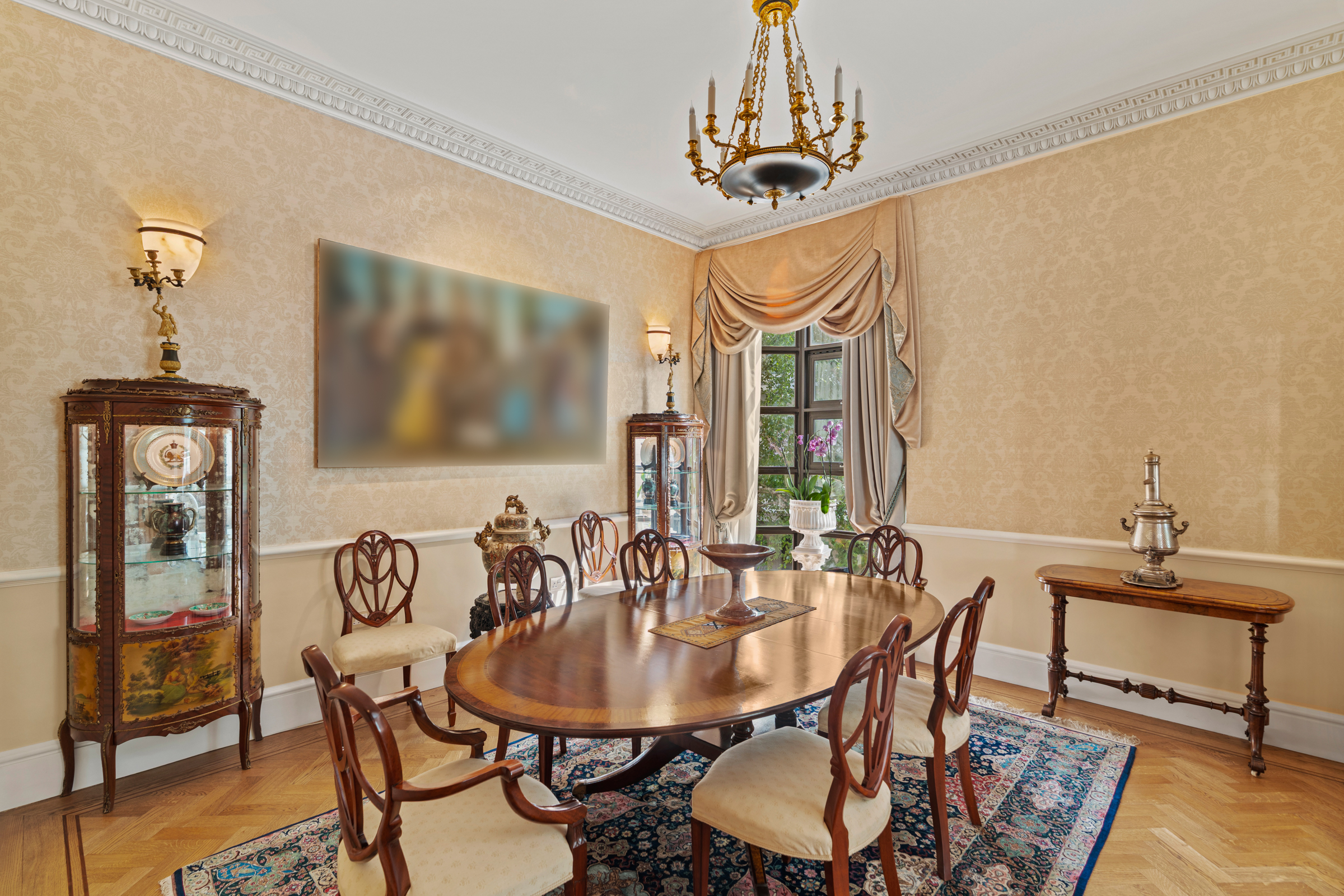  A South-Facing Apartment Overlooking Hyde Park Square