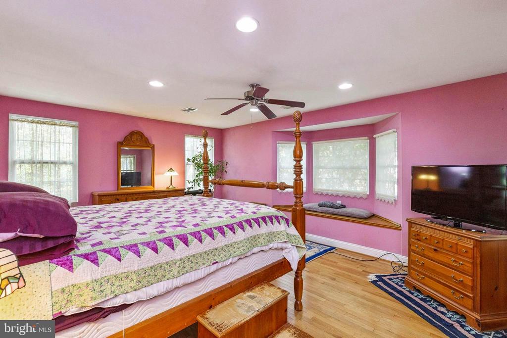 Middleburg, Virginia, 20117, United States, 2 Bedrooms Bedrooms, ,2 BathroomsBathrooms,Residential,For Sale,1976642