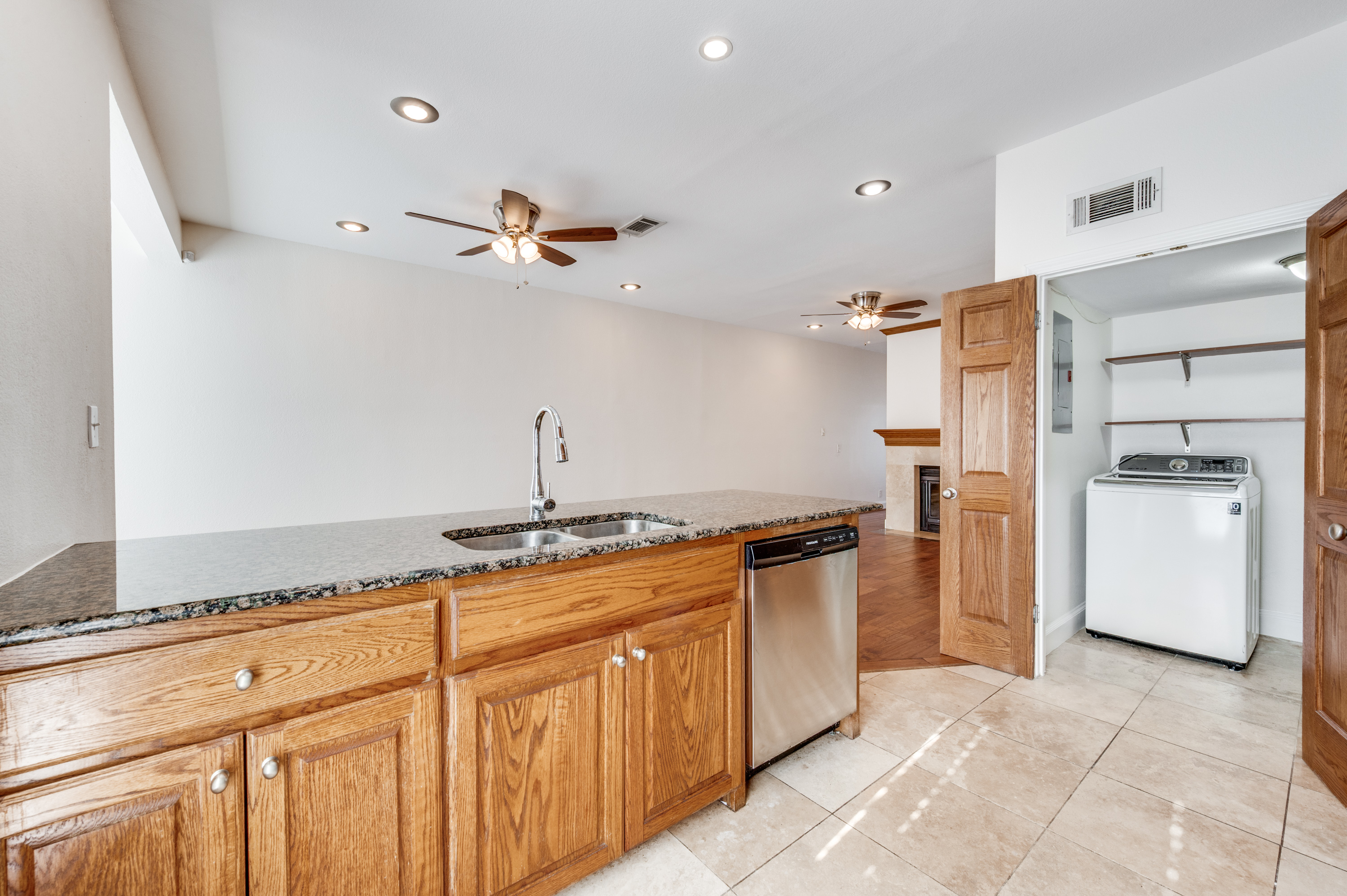  Move-In Ready Townhome: Prime Location, and Private Outdoor Space - 物件實景