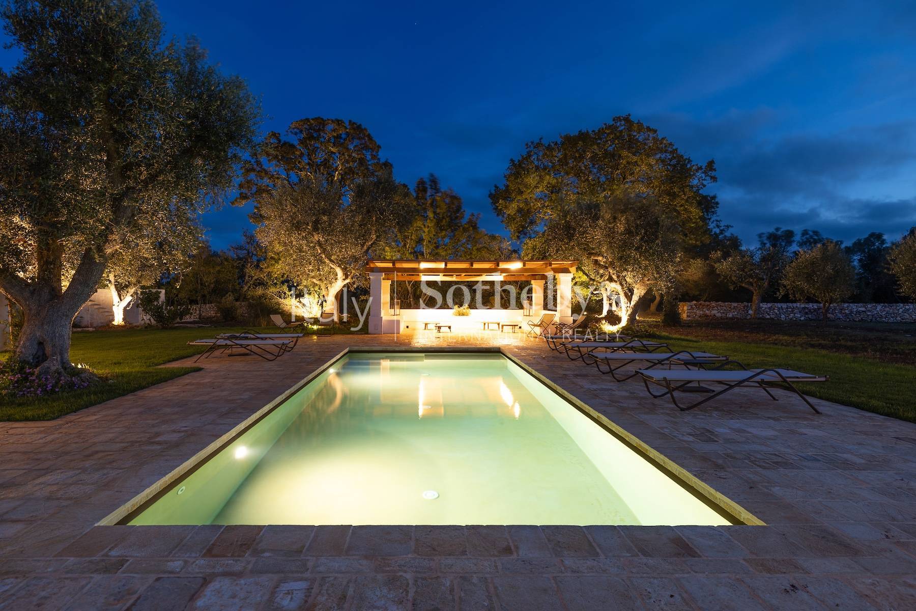 Exclusive estate among the olive trees in the Valle d
